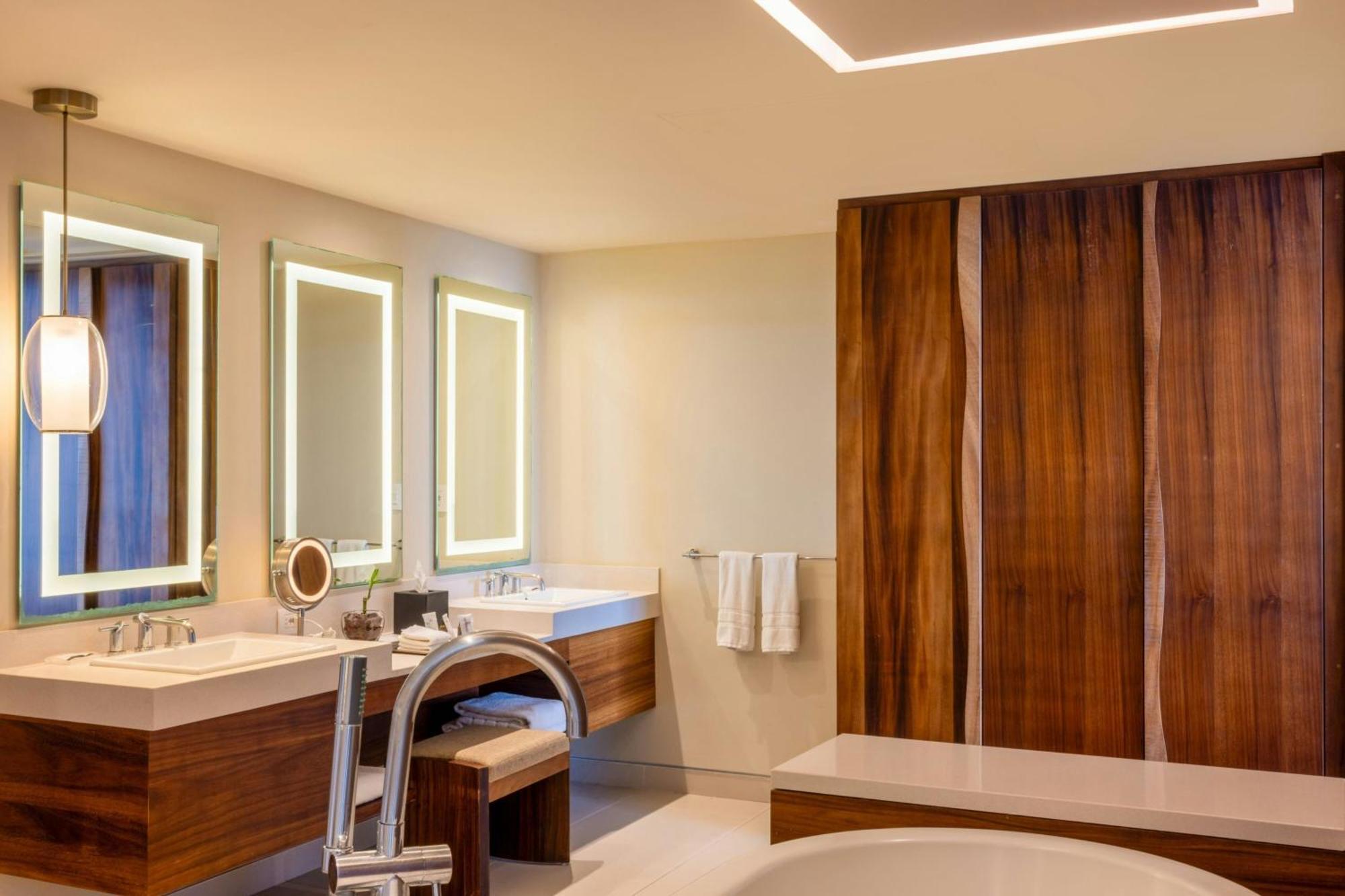 1 Bedroom Junior Suite 1 King Ocean view