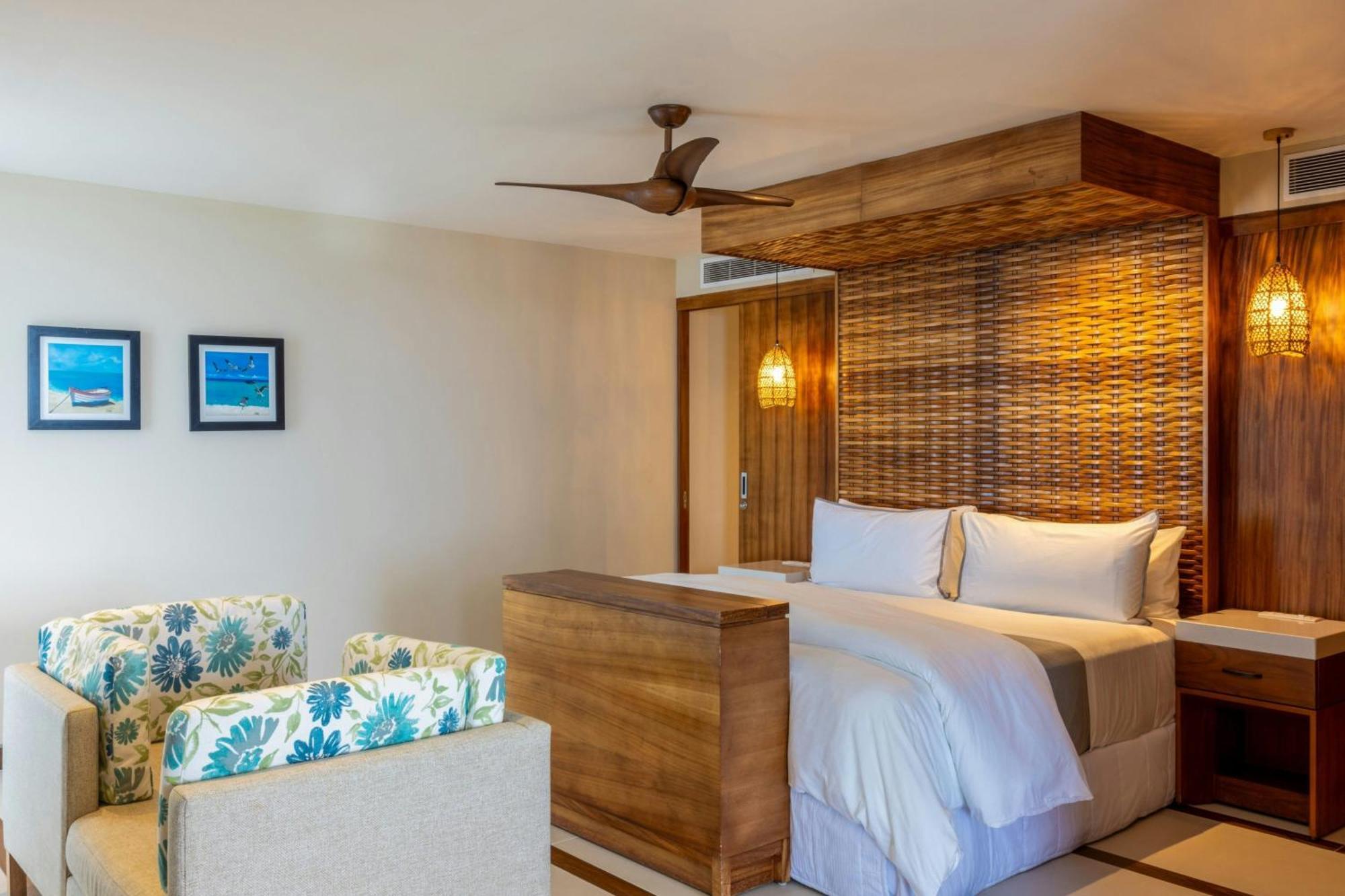 1 Bedroom Junior Suite 1 King Ocean view