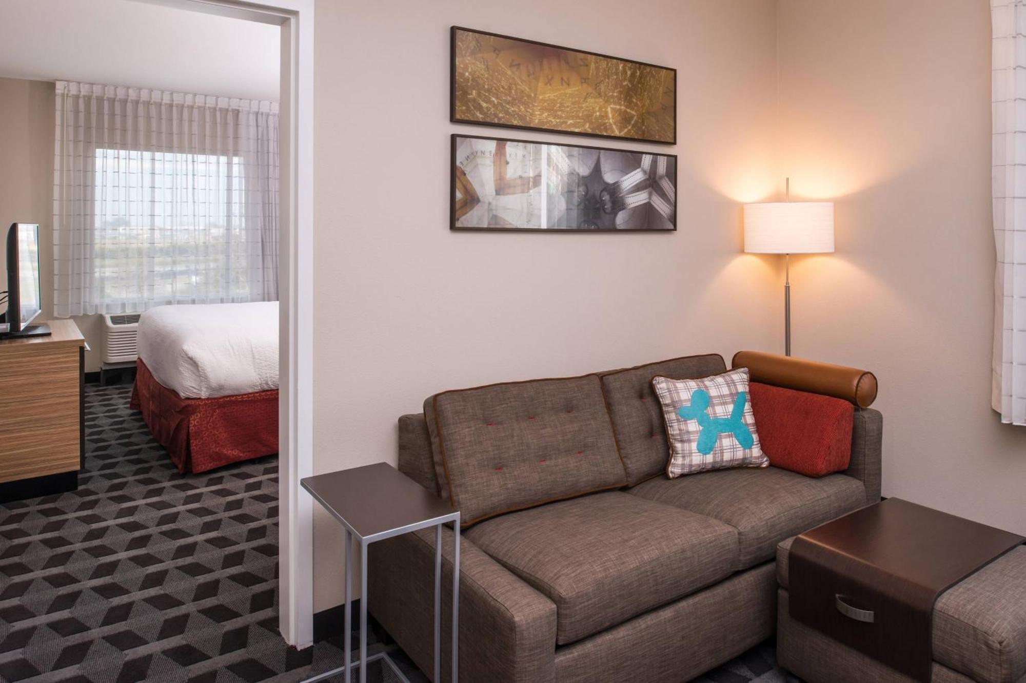 1 Bedroom Suite 1 King Sofa bed