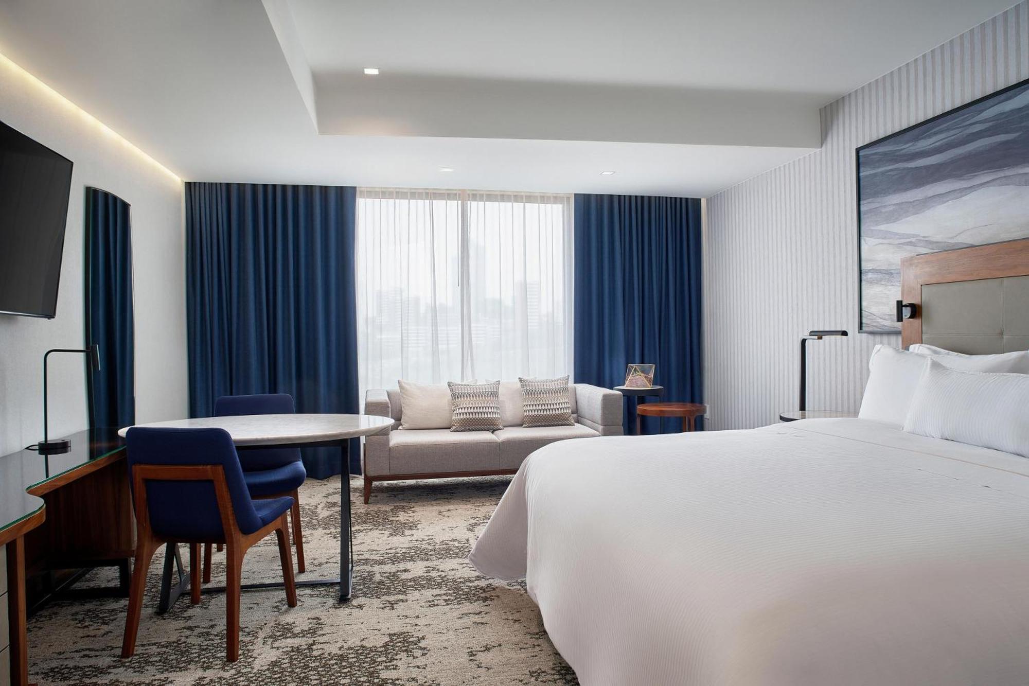 Deluxe Room 1 King