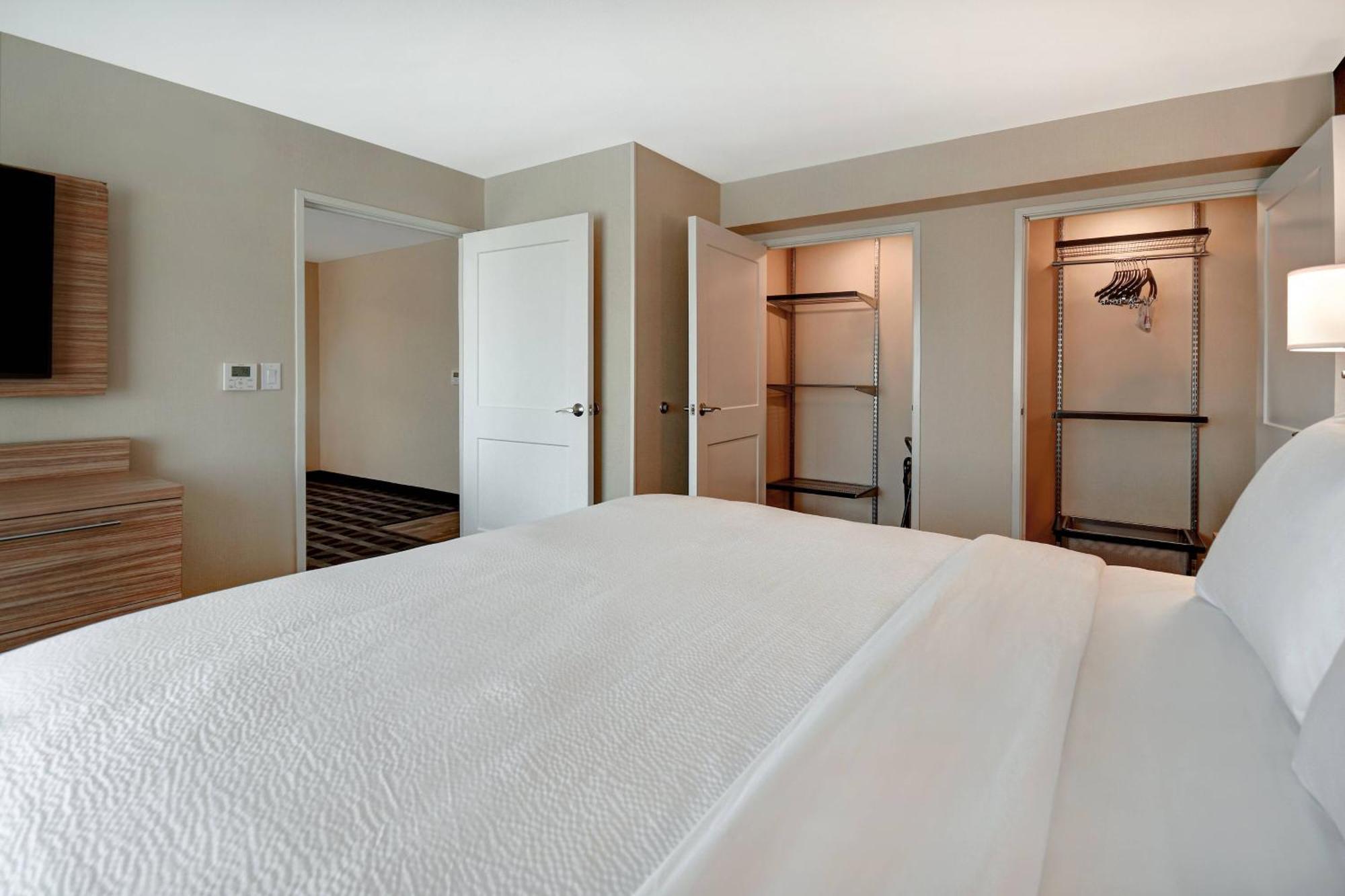 1 Bedroom Suite 1 King Sofa bed Poolside view