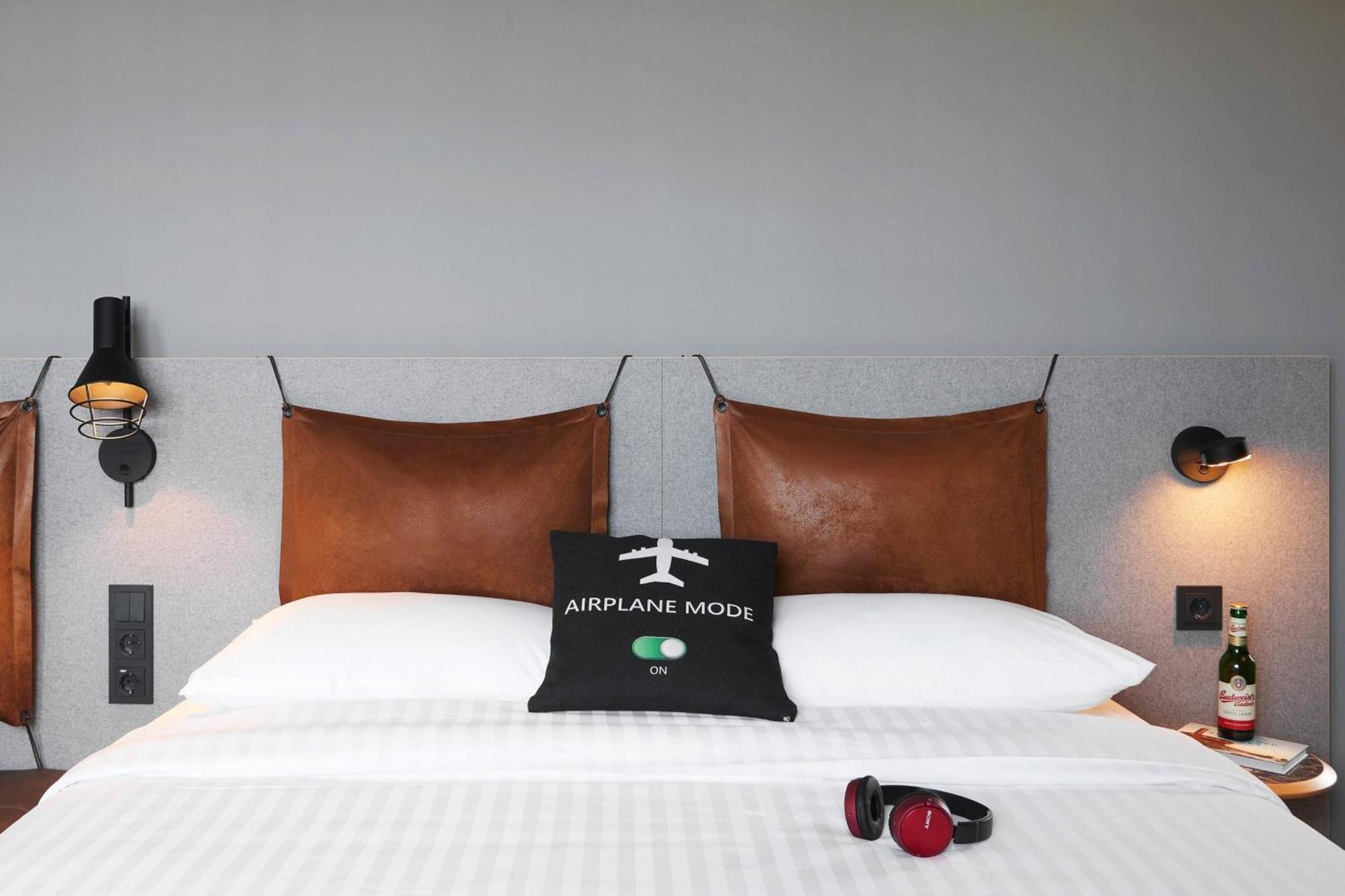 Moxy Sleeper Guest room 1 Queen