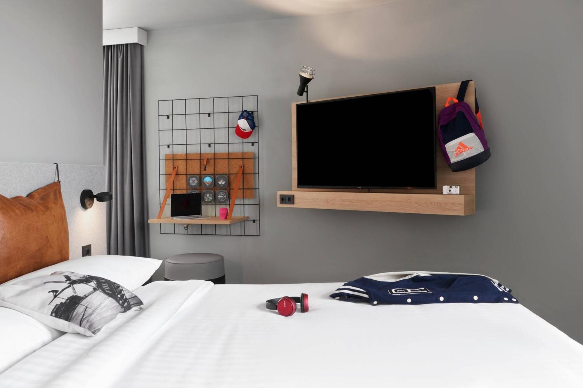 Moxy Sleeper Family Guest room 1 Queen Sofa bed