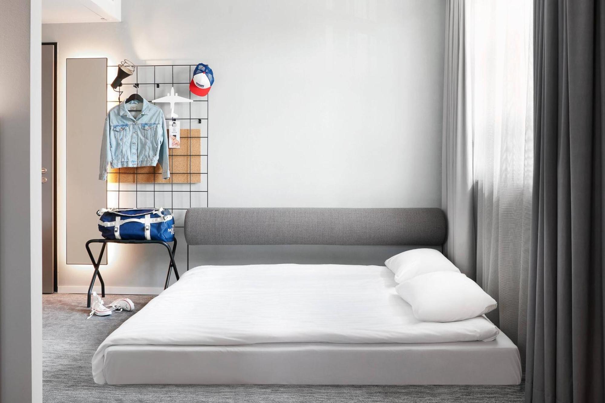 Moxy Sleeper Family Guest room 1 Queen Sofa bed