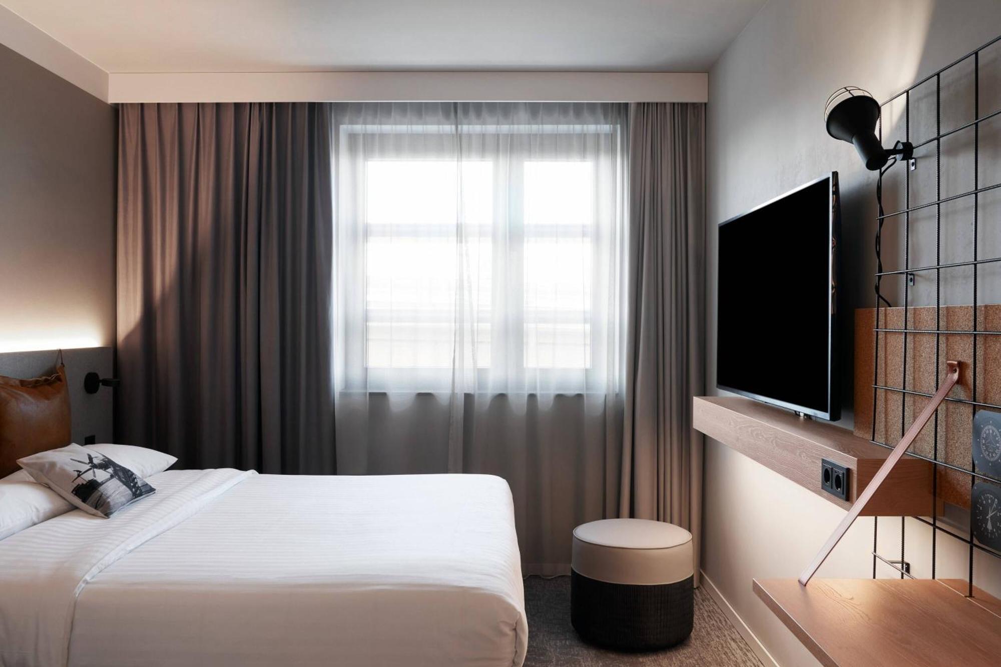 Moxy Sleeper Guest room 1 Queen