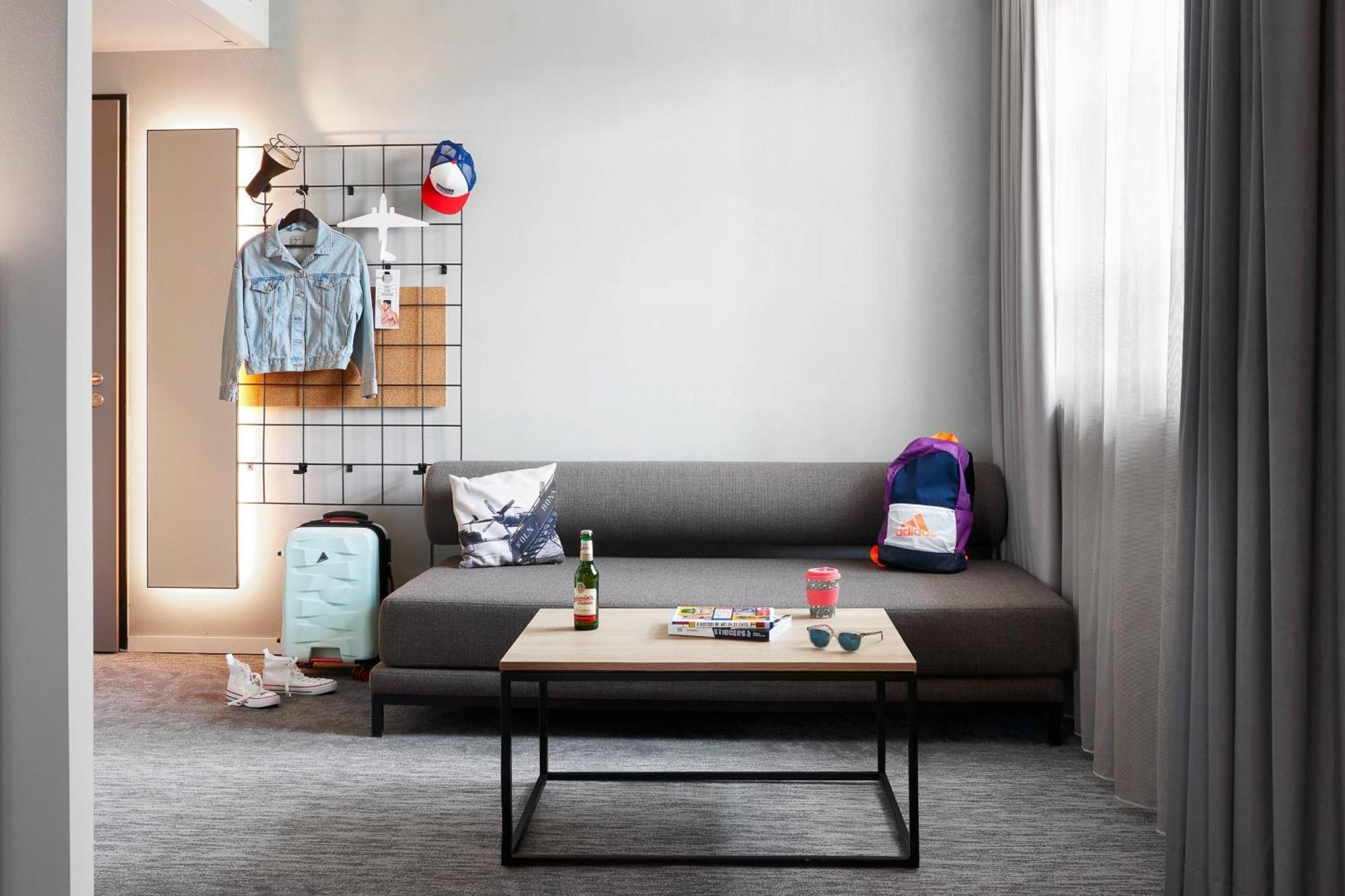 Moxy Sleeper Family Guest room 1 Queen Sofa bed