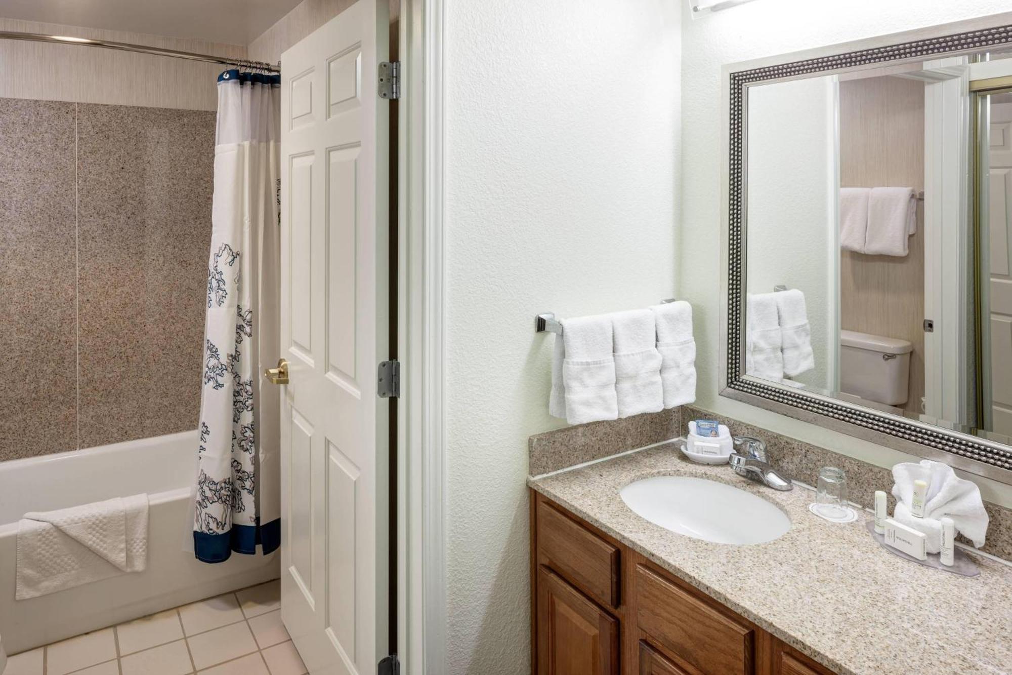 One-Bedroom Queen Suite