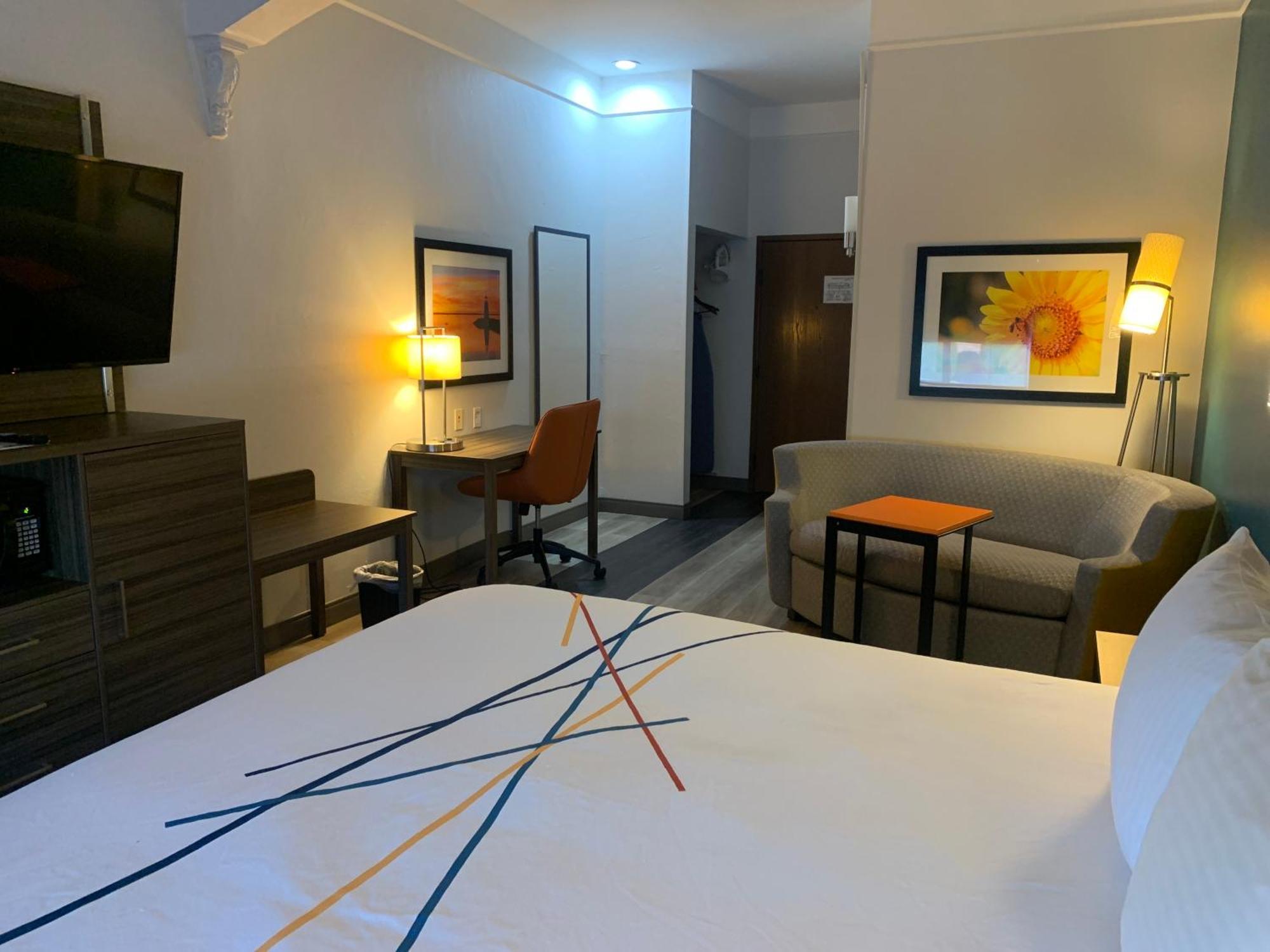 King Room Bath Tub Mobility Accessible or Non-Smoking