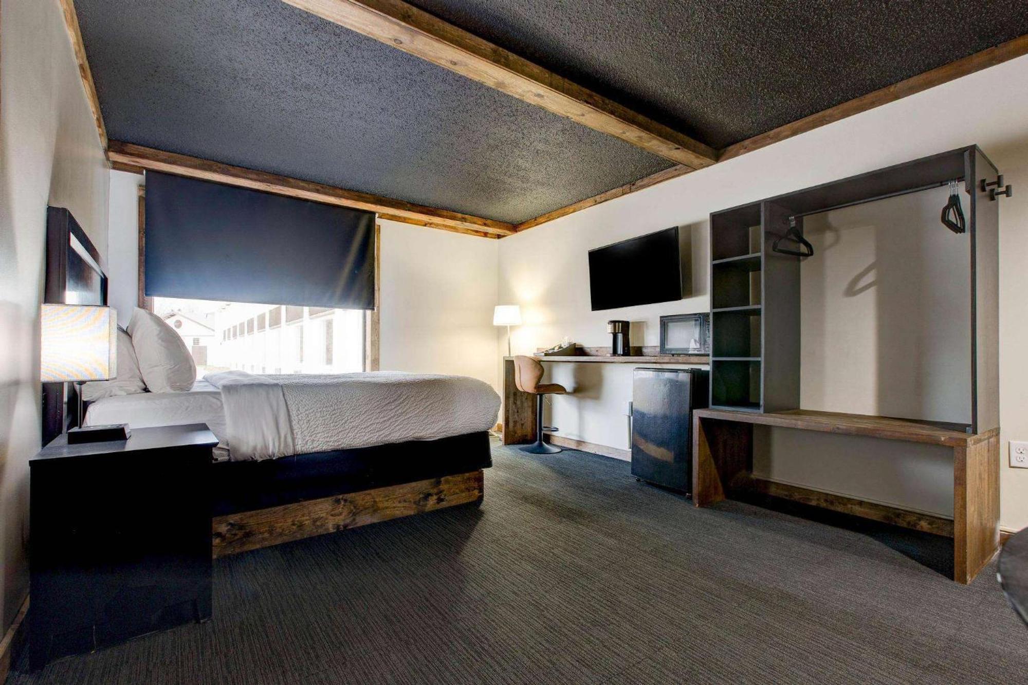 King Room Roll Shower Mobility Access or Non-Smoking
