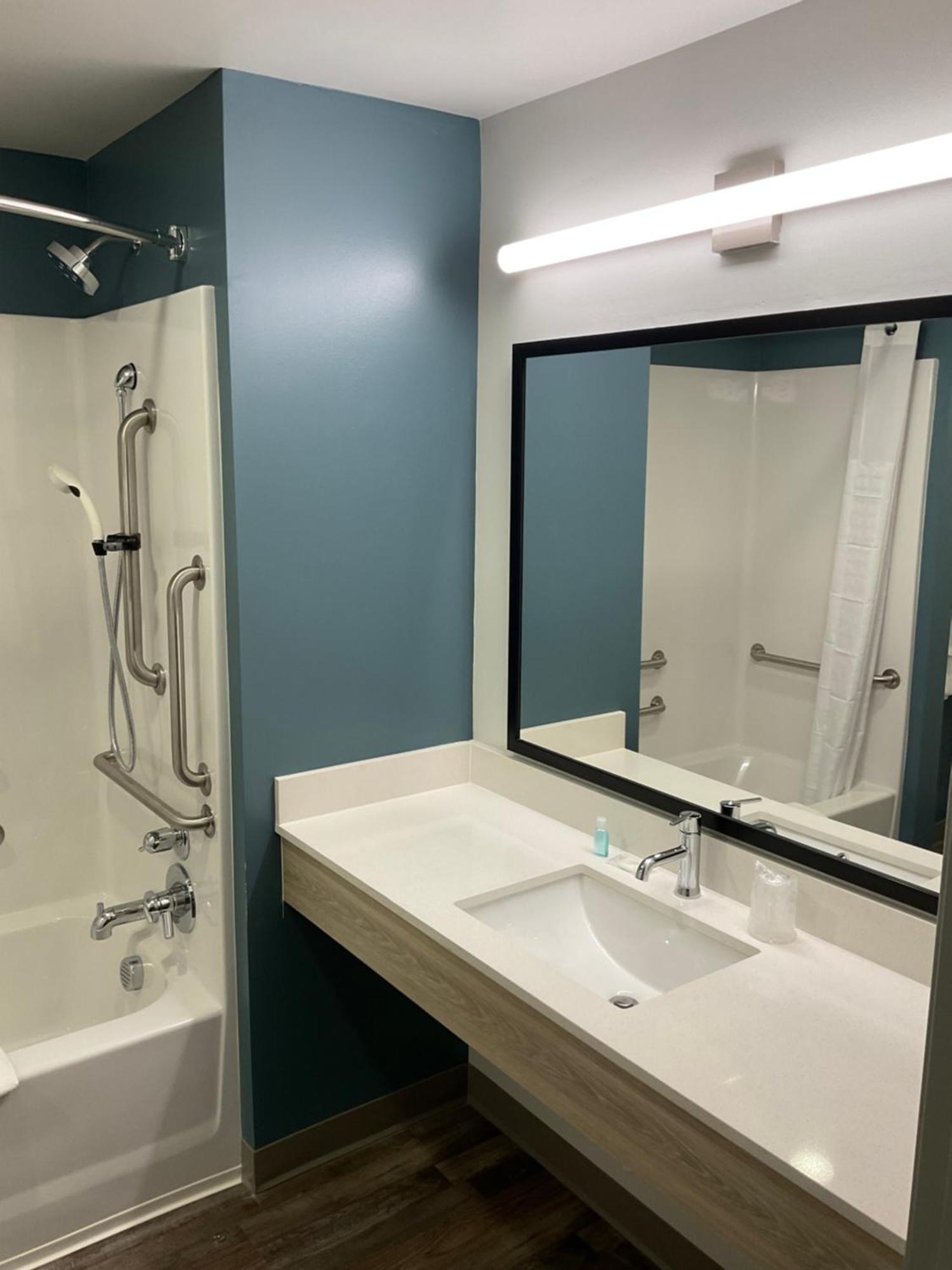 QUEEN SUITE ACCESSIBLE