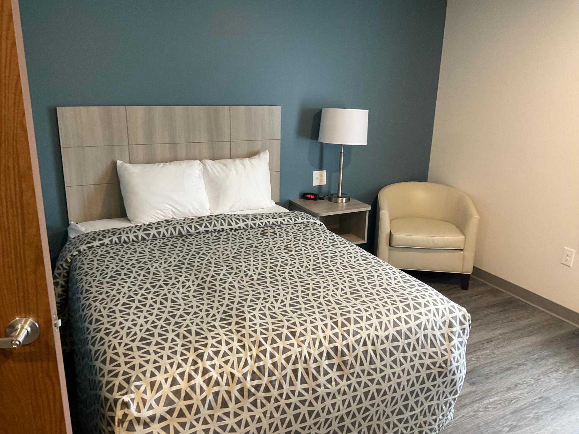 QUEEN SUITE WITH SOFA ACCESSIBLE