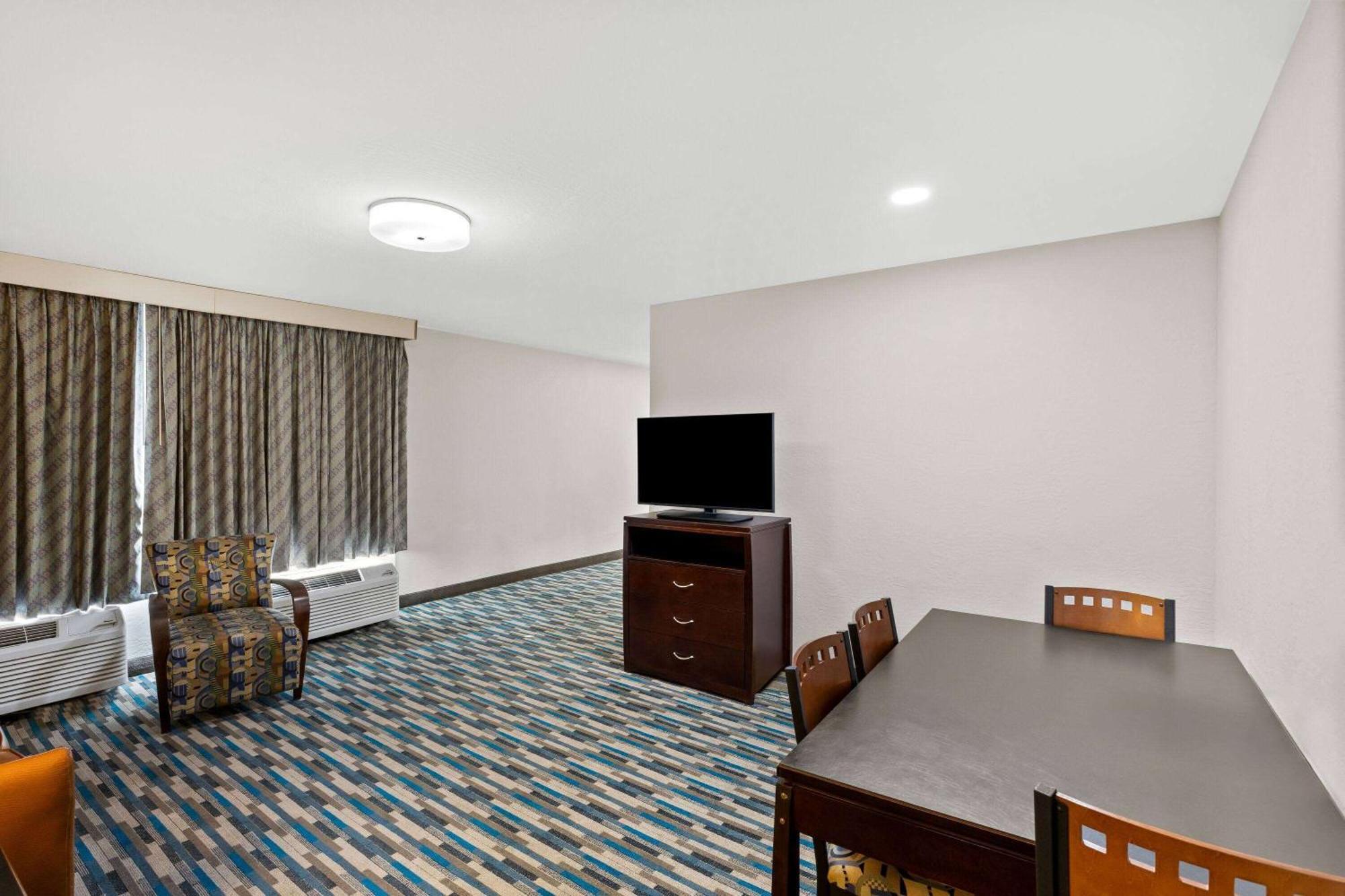 Deluxe King Studio Suite - Non-Smoking (No Pets Allowed)