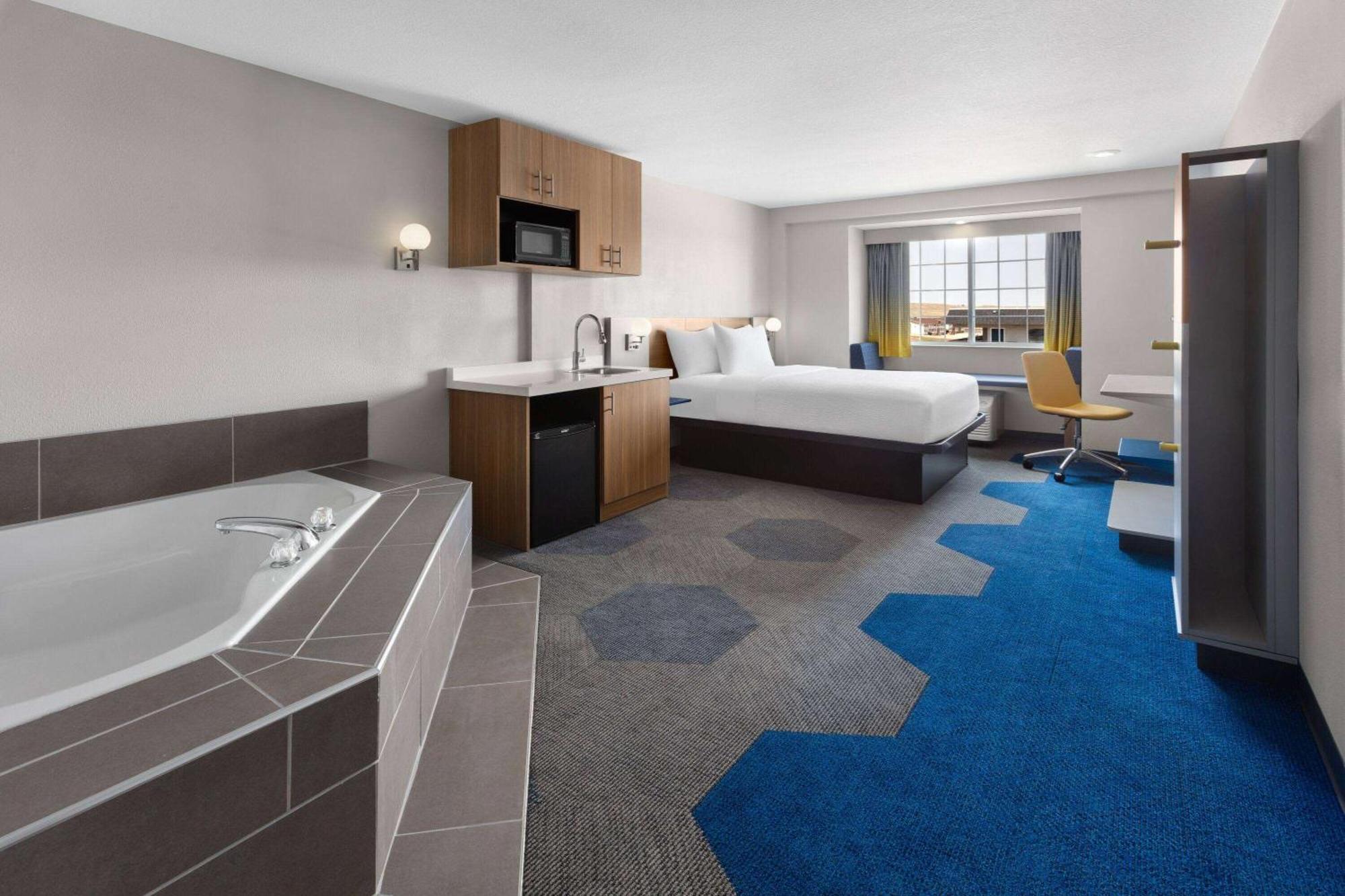 Queen Suite One Queen Bed Jetted Tub Non-Smoking