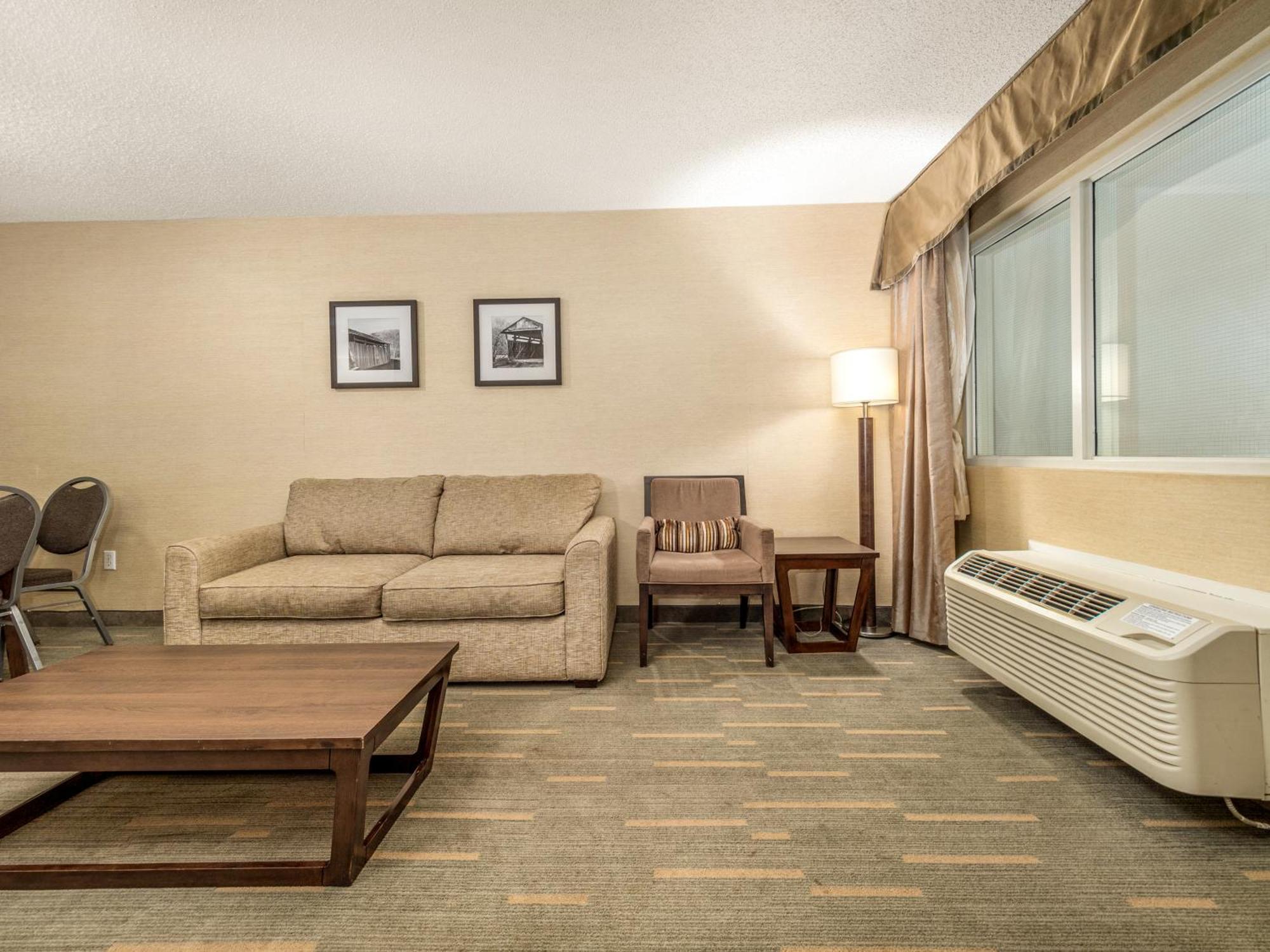 One-Bedroom Suite with Two Queen Beds - Pool View