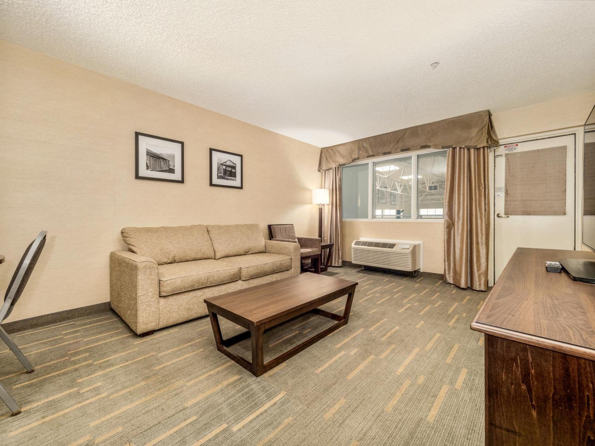 One-Bedroom Suite Two Queen Beds Pool View