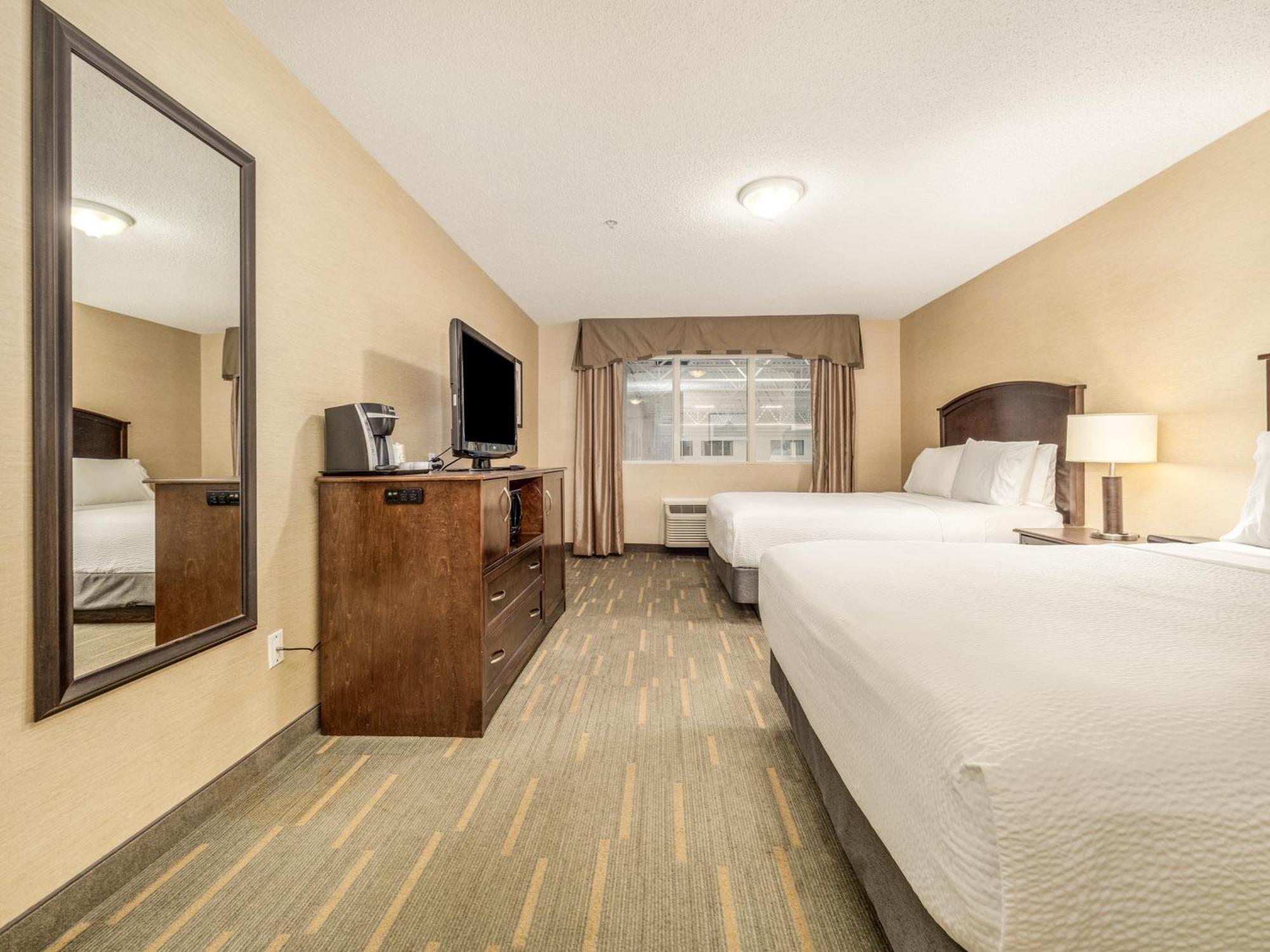 One-Bedroom Suite Two Queen Beds Pool View