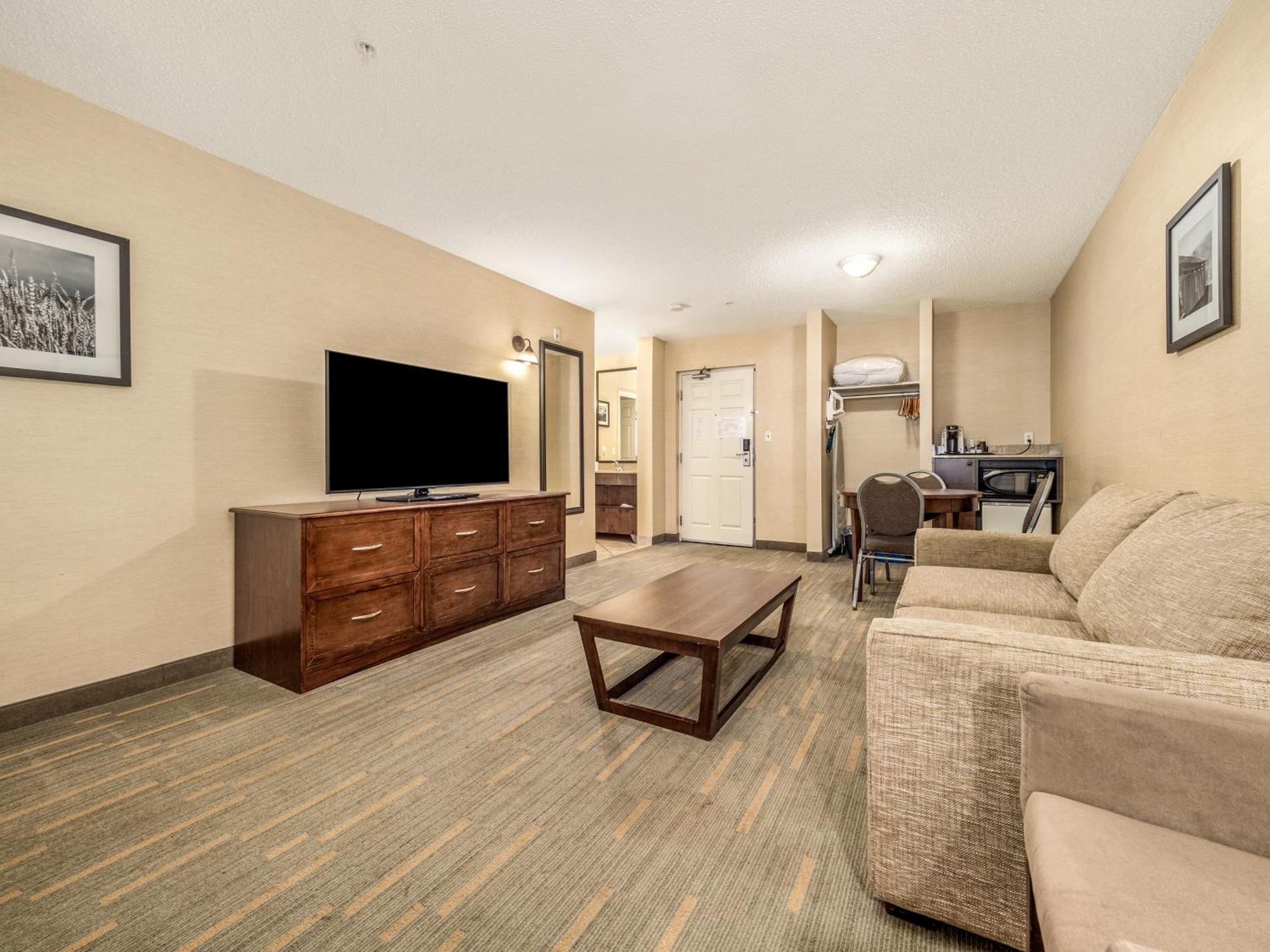 One-Bedroom Suite Two Queen Beds Pool View