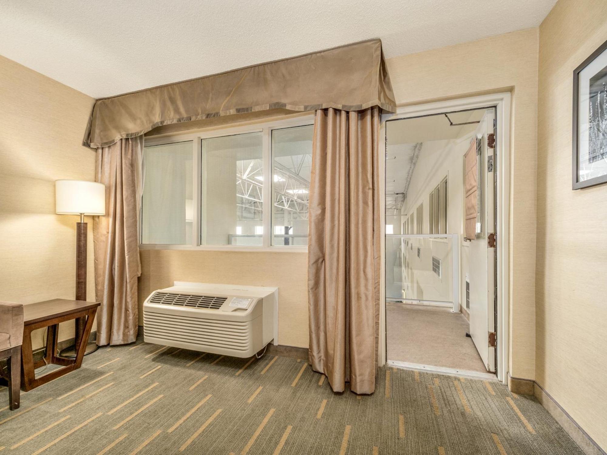 One-Bedroom Suite Two Queen Beds Pool View