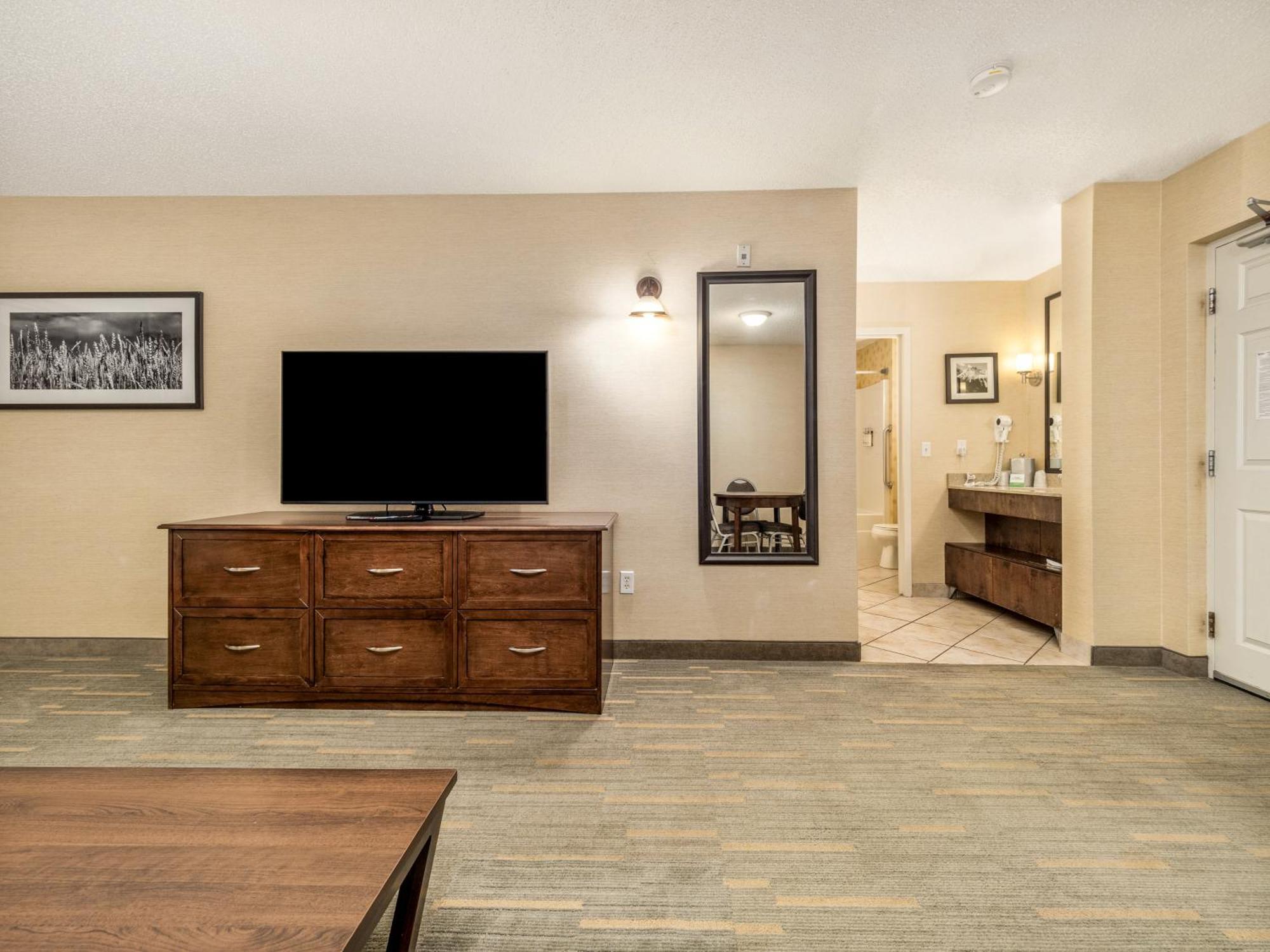 One-Bedroom Suite Two Queen Beds Pool View