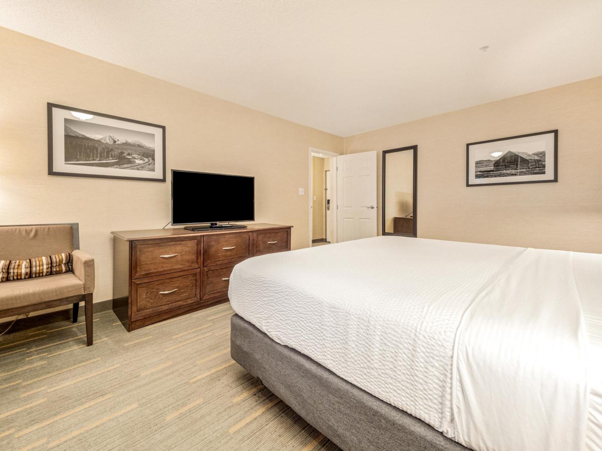 King Suite with Sofa Bed and Pool View