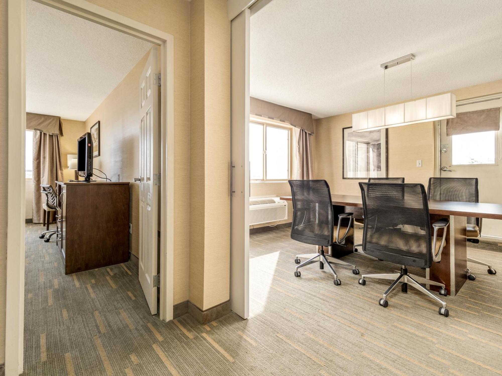 One-Bedroom Executive Board Room Two Queen Beds
