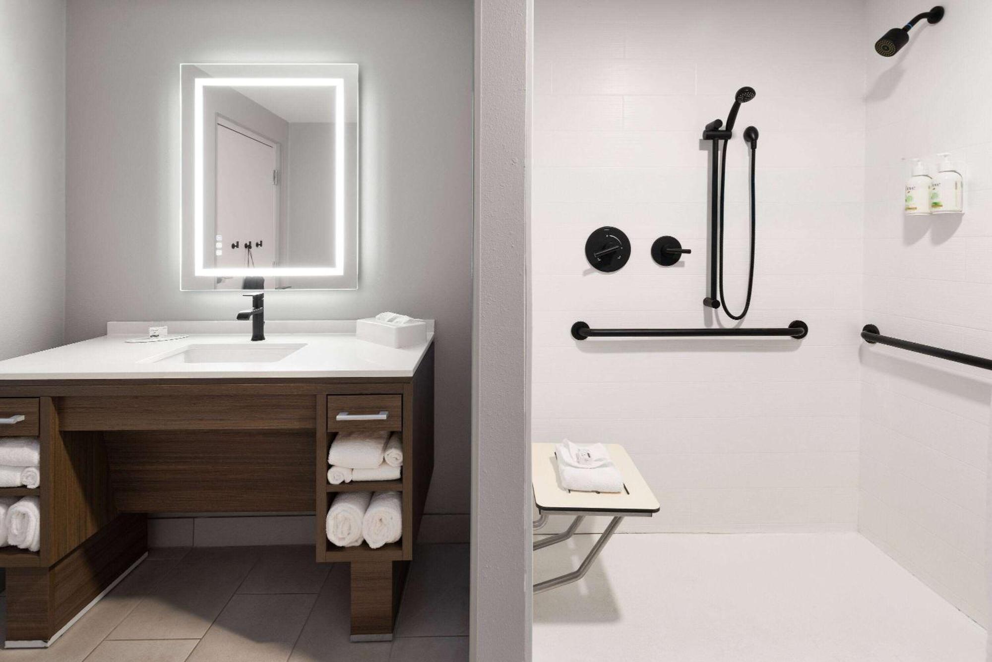 King Room with Roll-In Shower - Disability Access/Non-Smoking