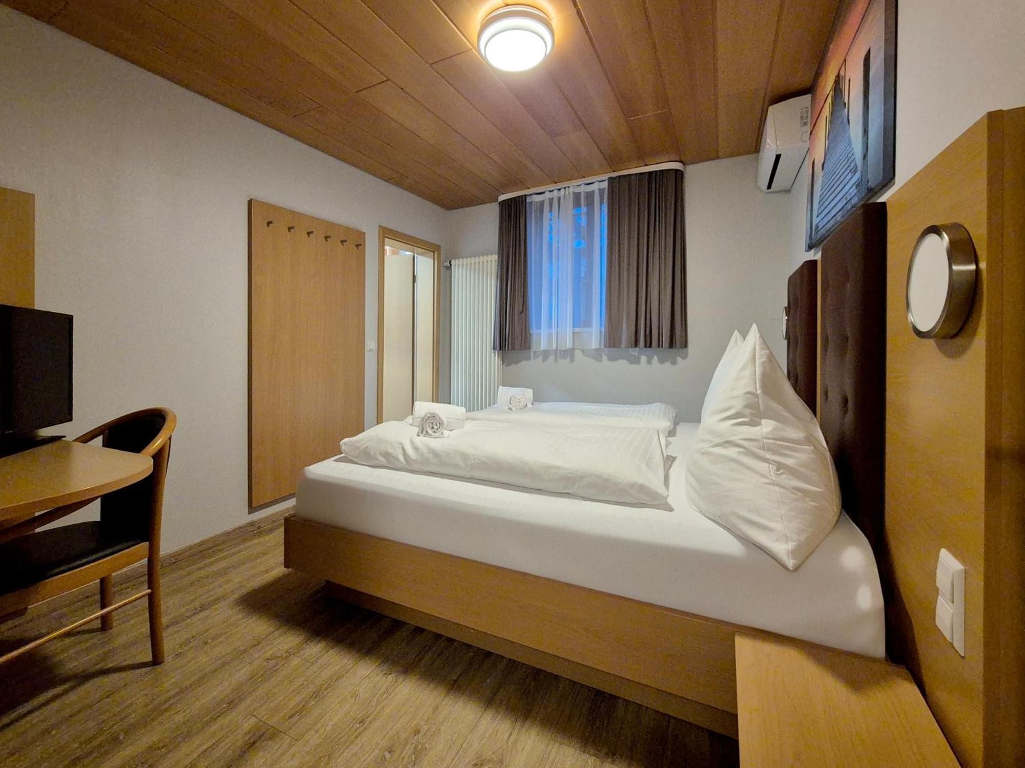 Doppelzimmer im Untergeschoss
