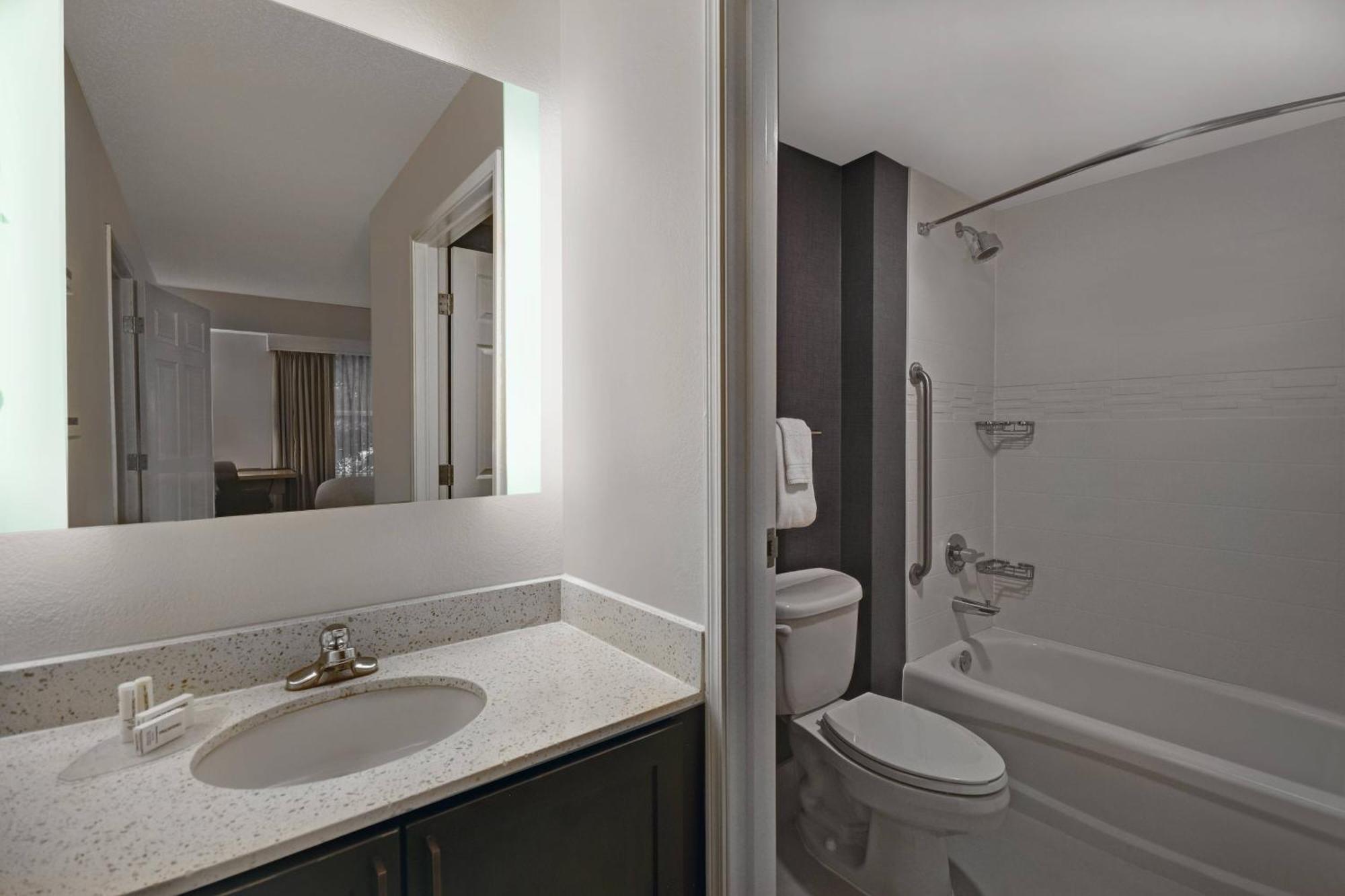 Two-Bedroom Suite,1636750210:JPEG