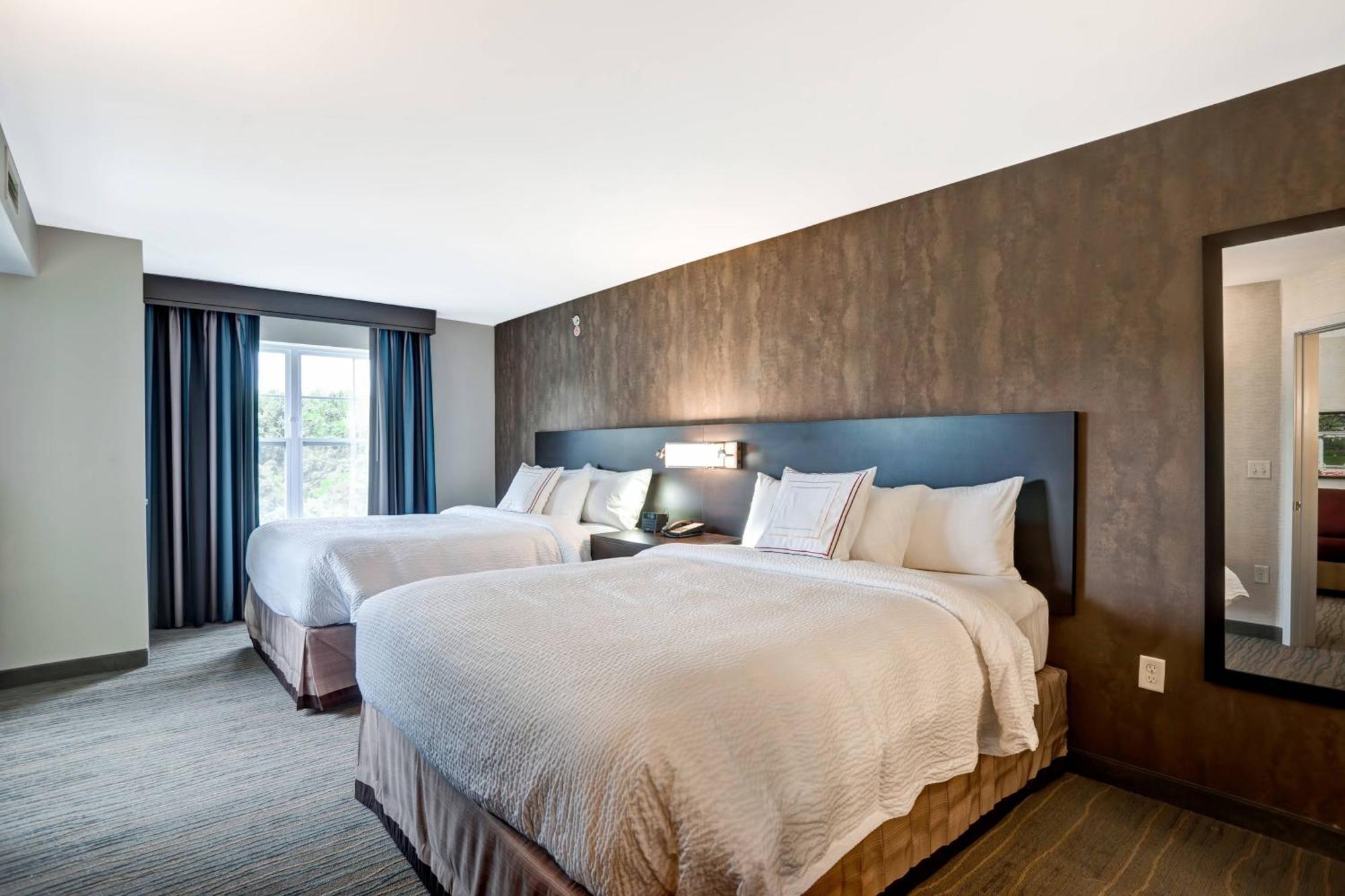 One-Bedroom Queen Suite
