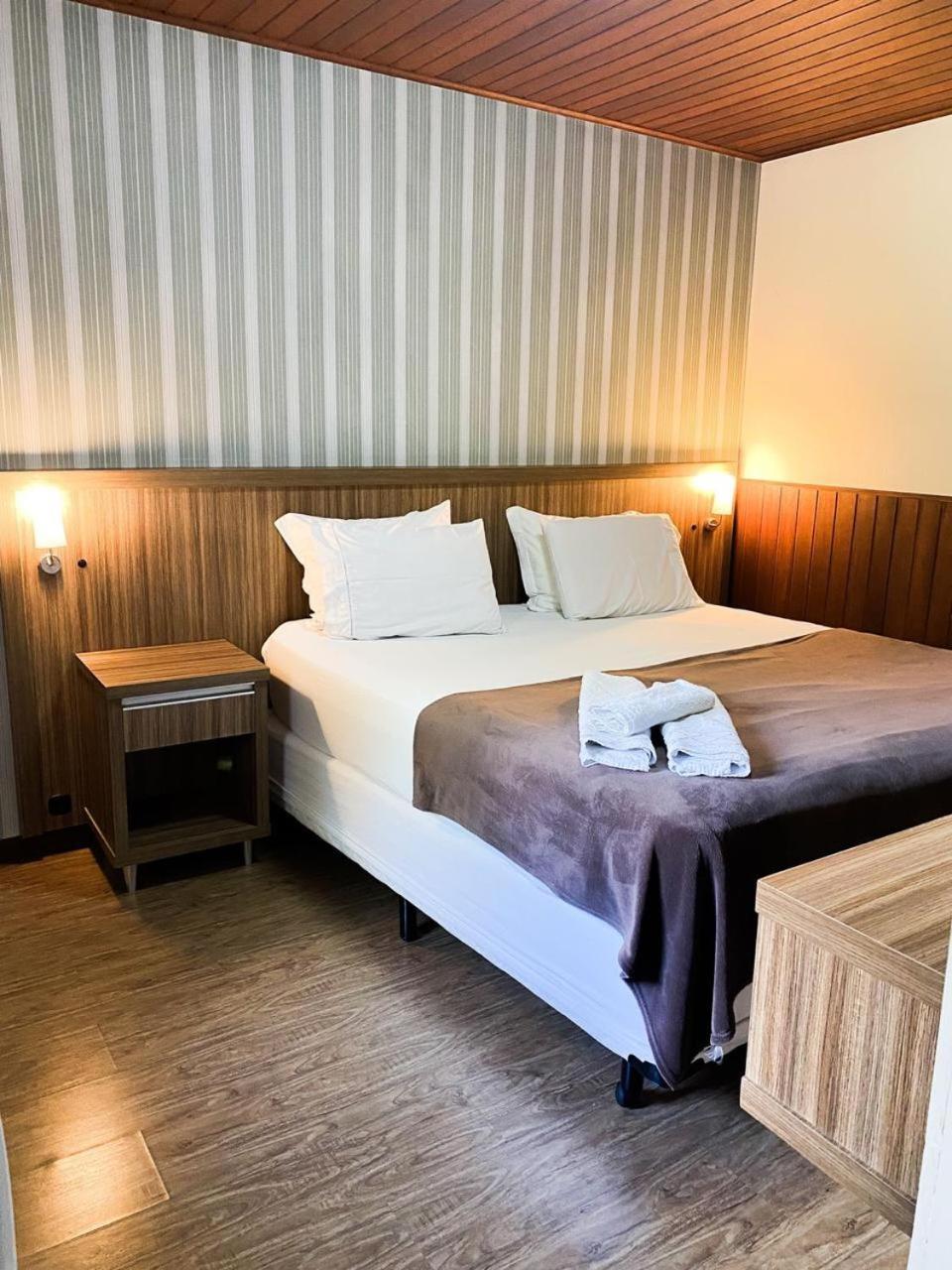 Quarto com Cama de Casal ou 2 de Solteiro