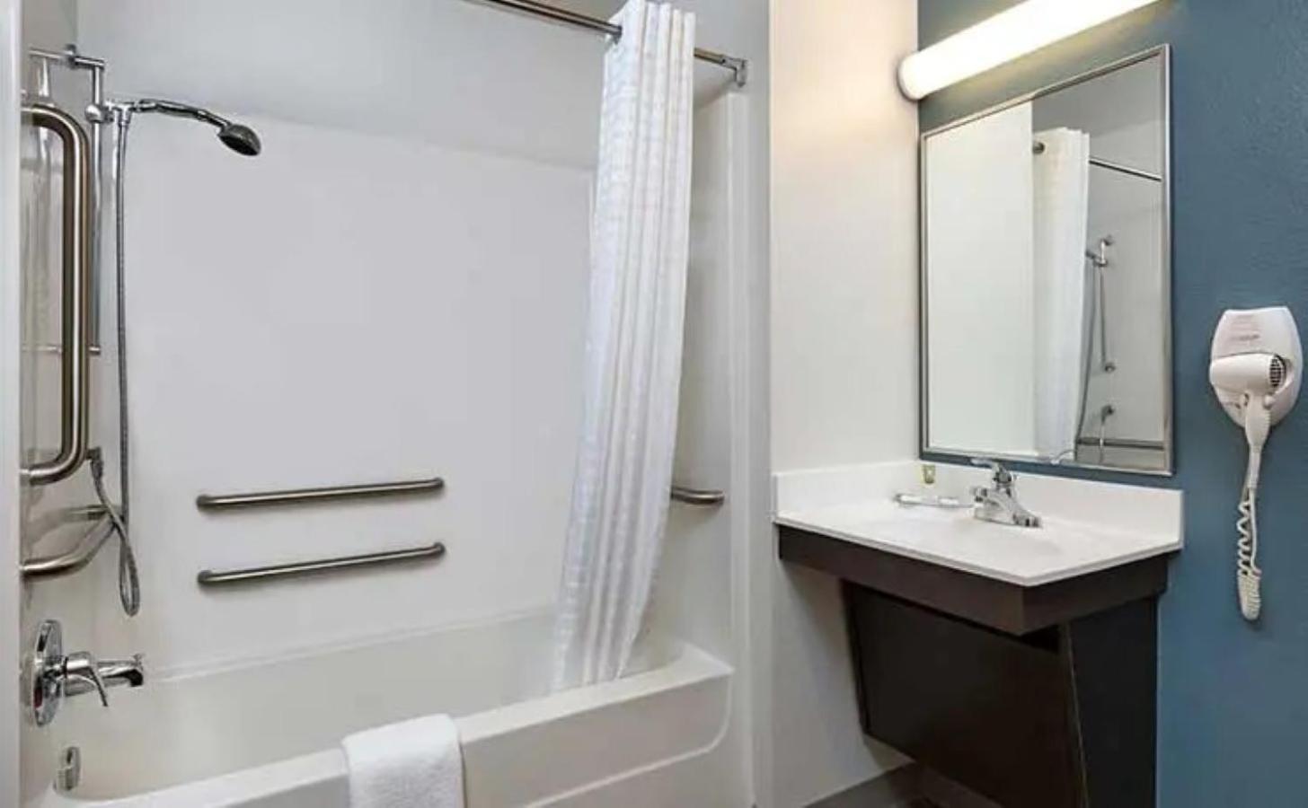 Queen Room Tub Accessible or Non Smoking