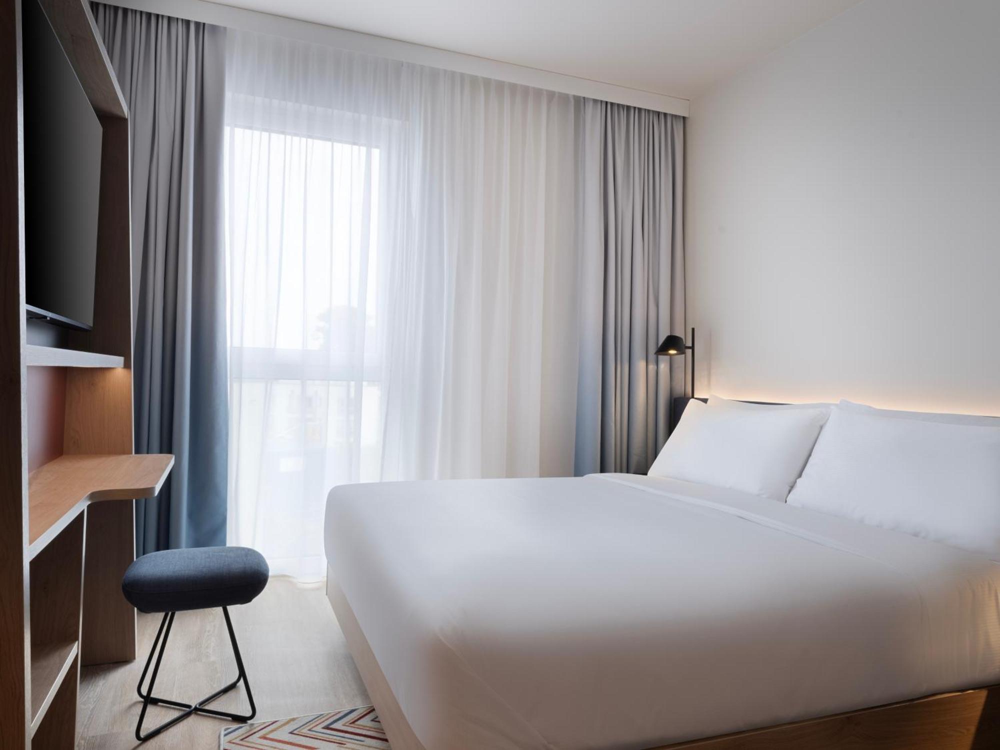 Zimmer mit Kingsize-Bett