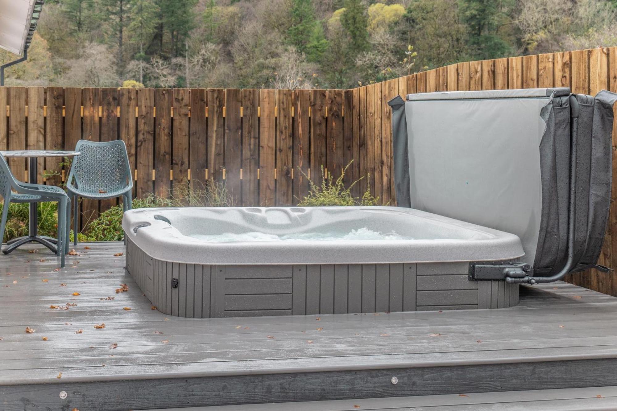 Pet friendly Hot Tub Cottage - 2 Bed