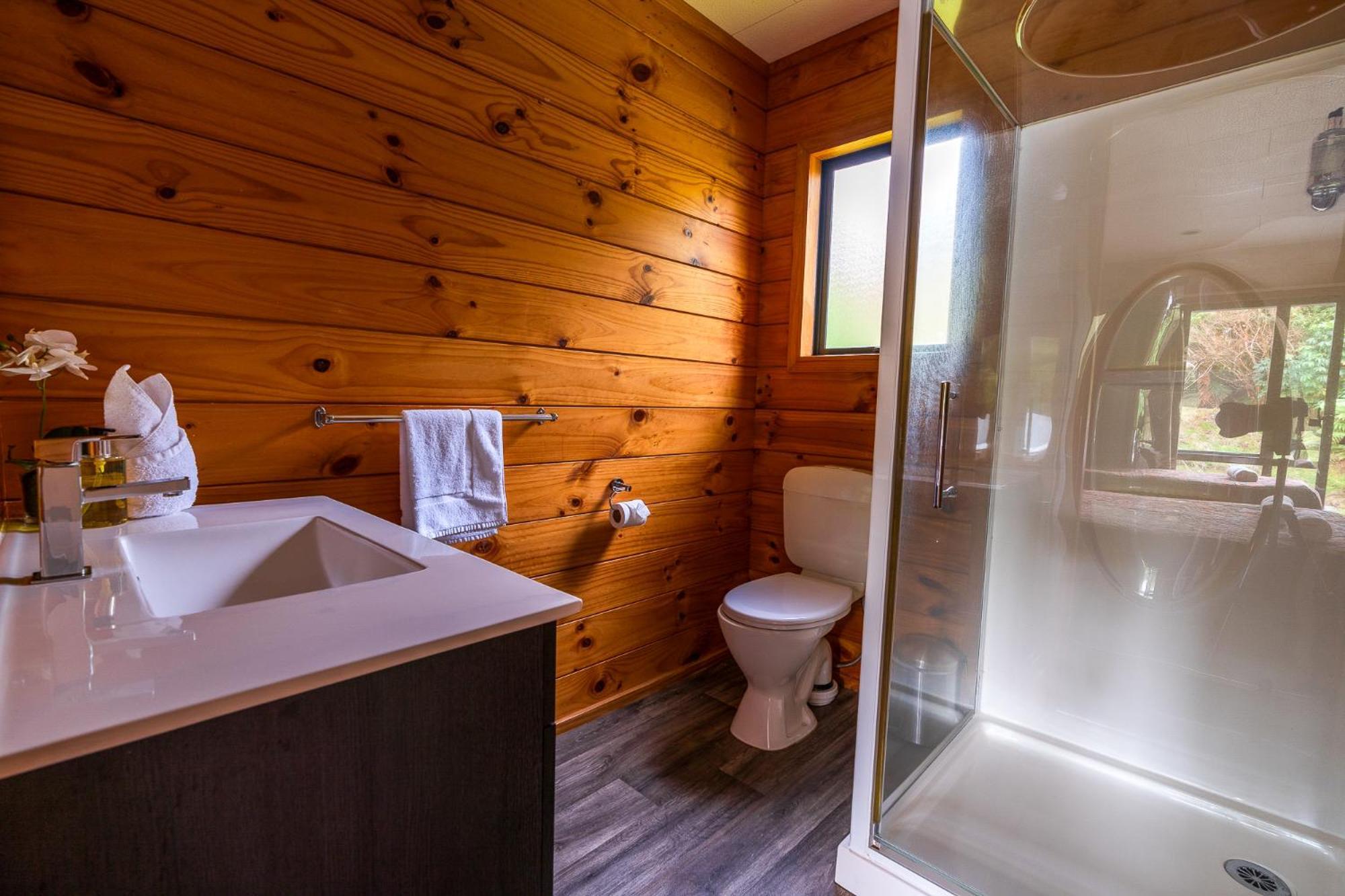 Kamahi holiday house with Hot Tub
