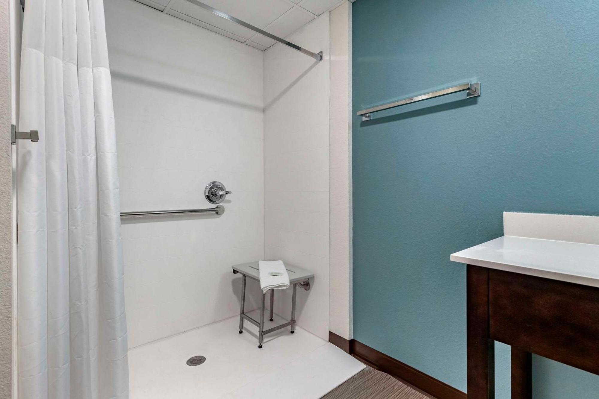 King Room Roll Shower or Disability Access Non Smoking,1639522079:JPEG