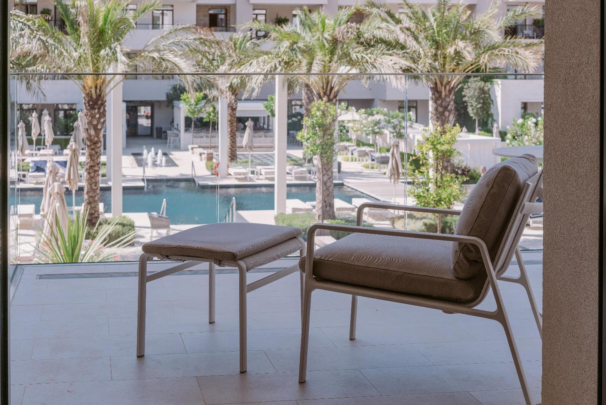 Chambre Lit King-Size Premium avec Balcon - Vue sur Piscine