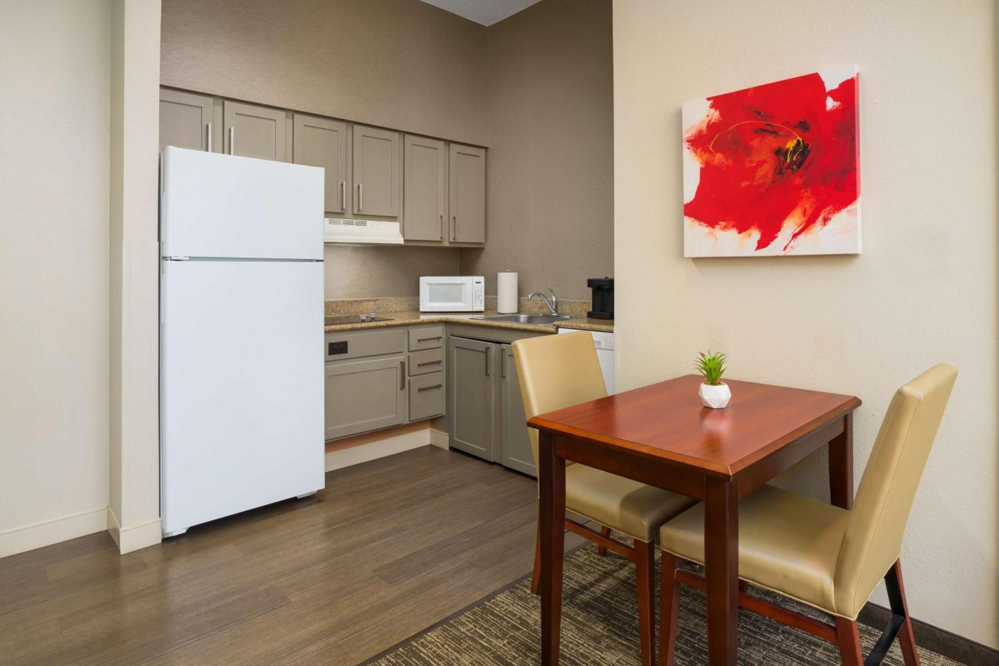 Queen Suite with Tub - Mobility Access/Non-Smoking