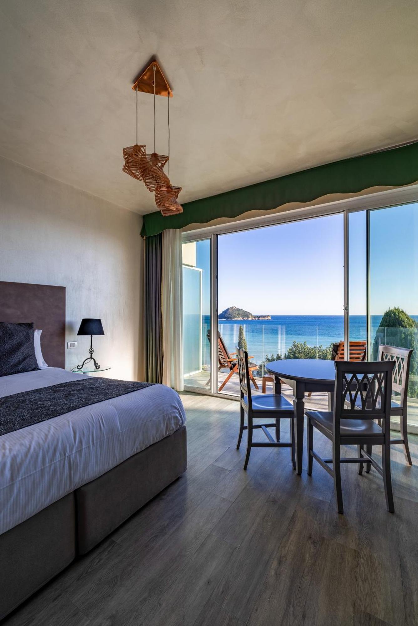 Studio Balcony Sea View