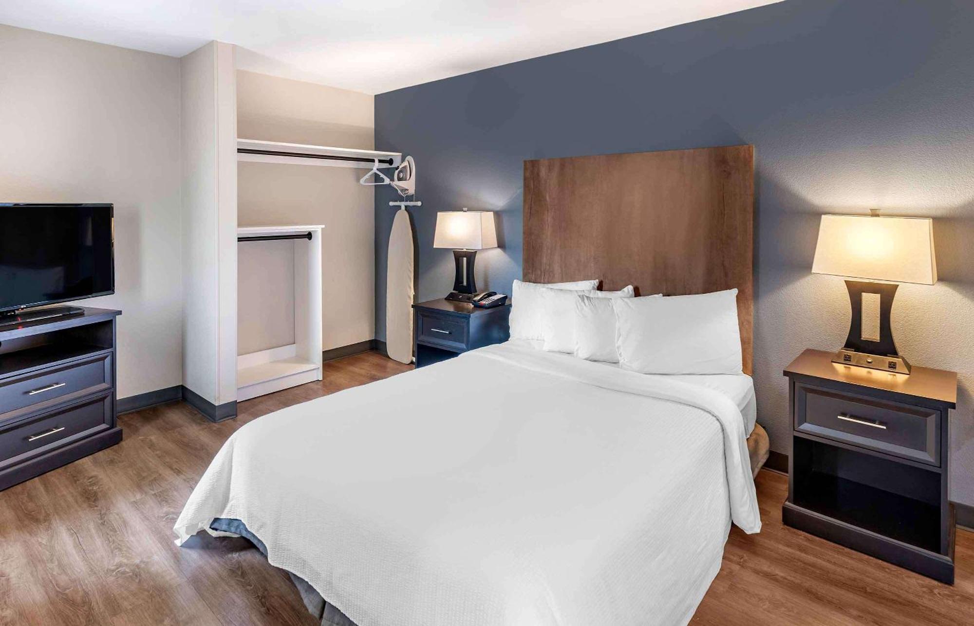 Deluxe Studio 1 Queen Bed Non-Smoking