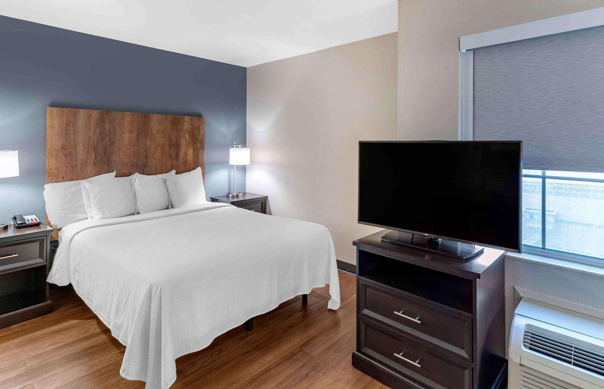 Deluxe Studio 1 Queen Bed Non-Smoking