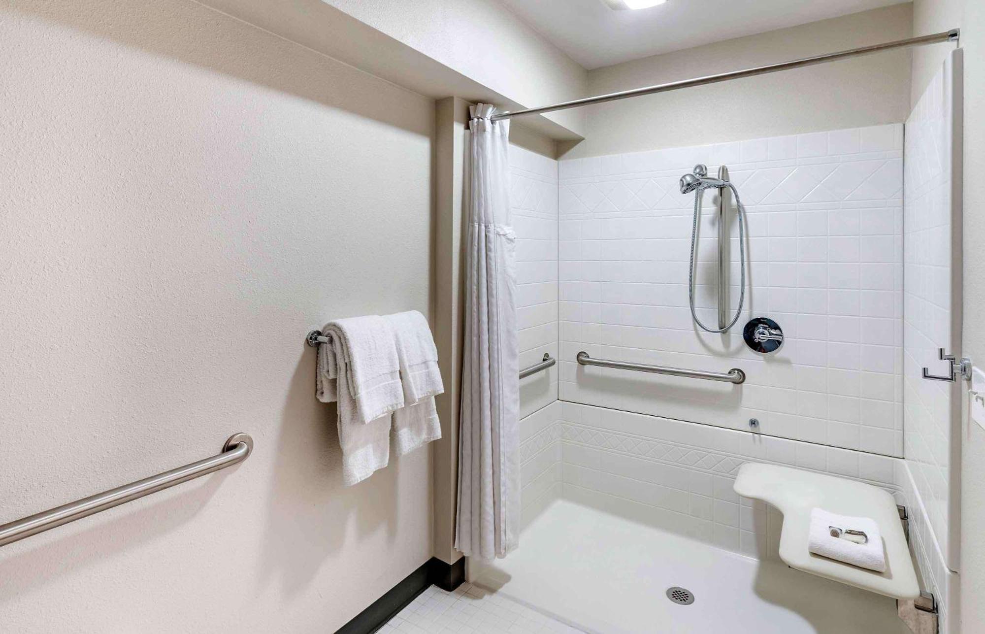 Queen studio 1 Queen Bed Disability Access or Non-Smoking