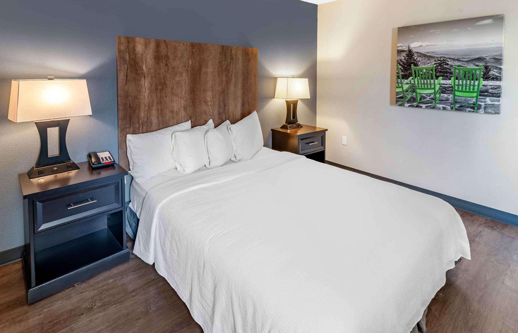 Queen studio 1 Queen Bed Disability Access or Non-Smoking