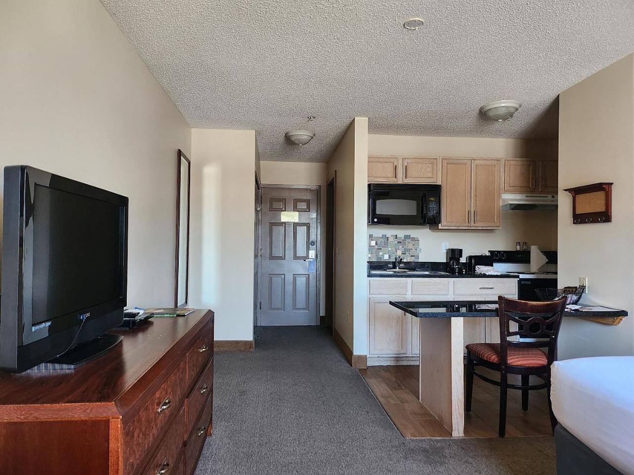 Single Queen Full Kitchen