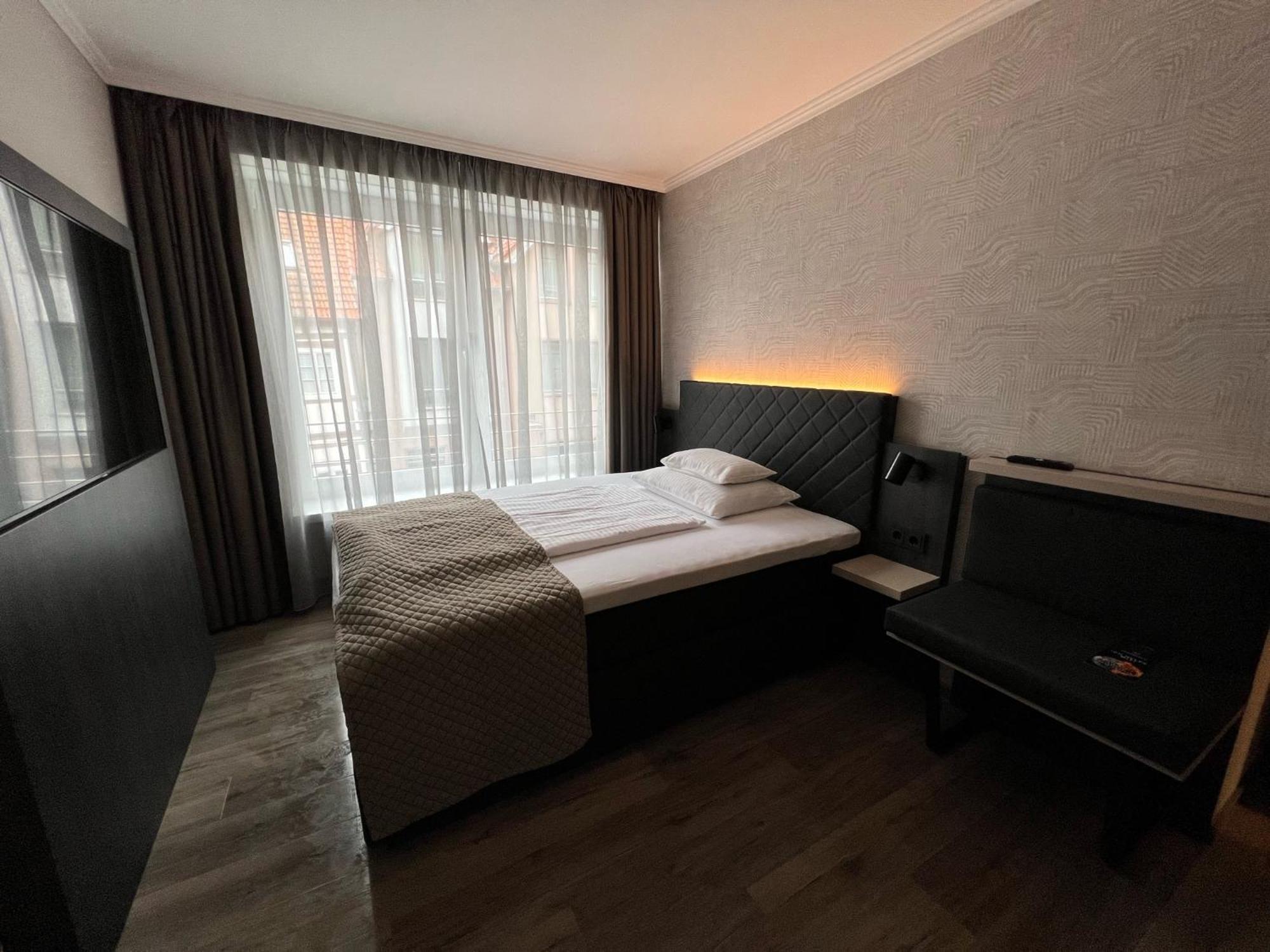 Zimmer mit Queensize-Bett und Balkon