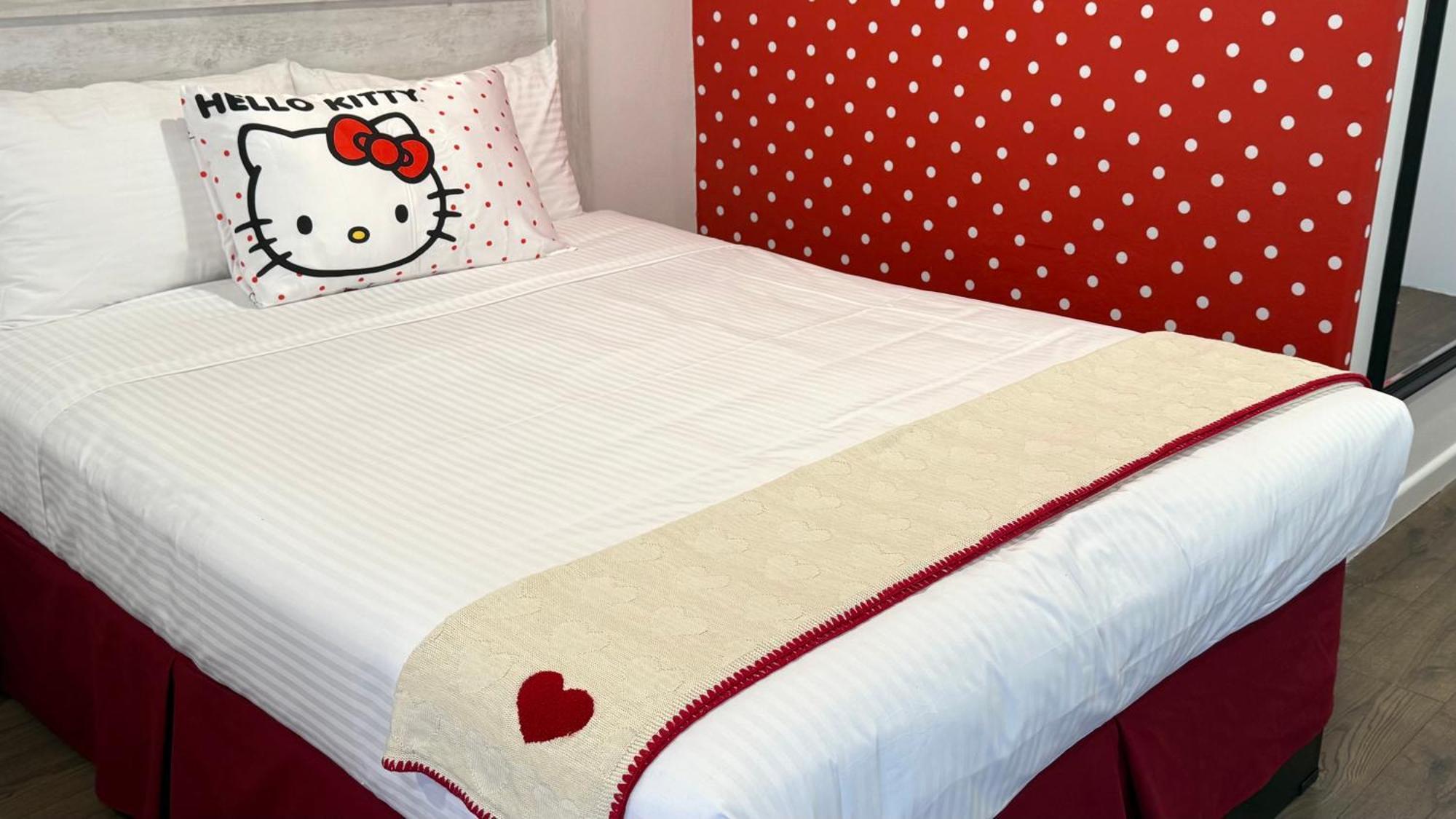 Kitty Character Suite 2 Queen Beds