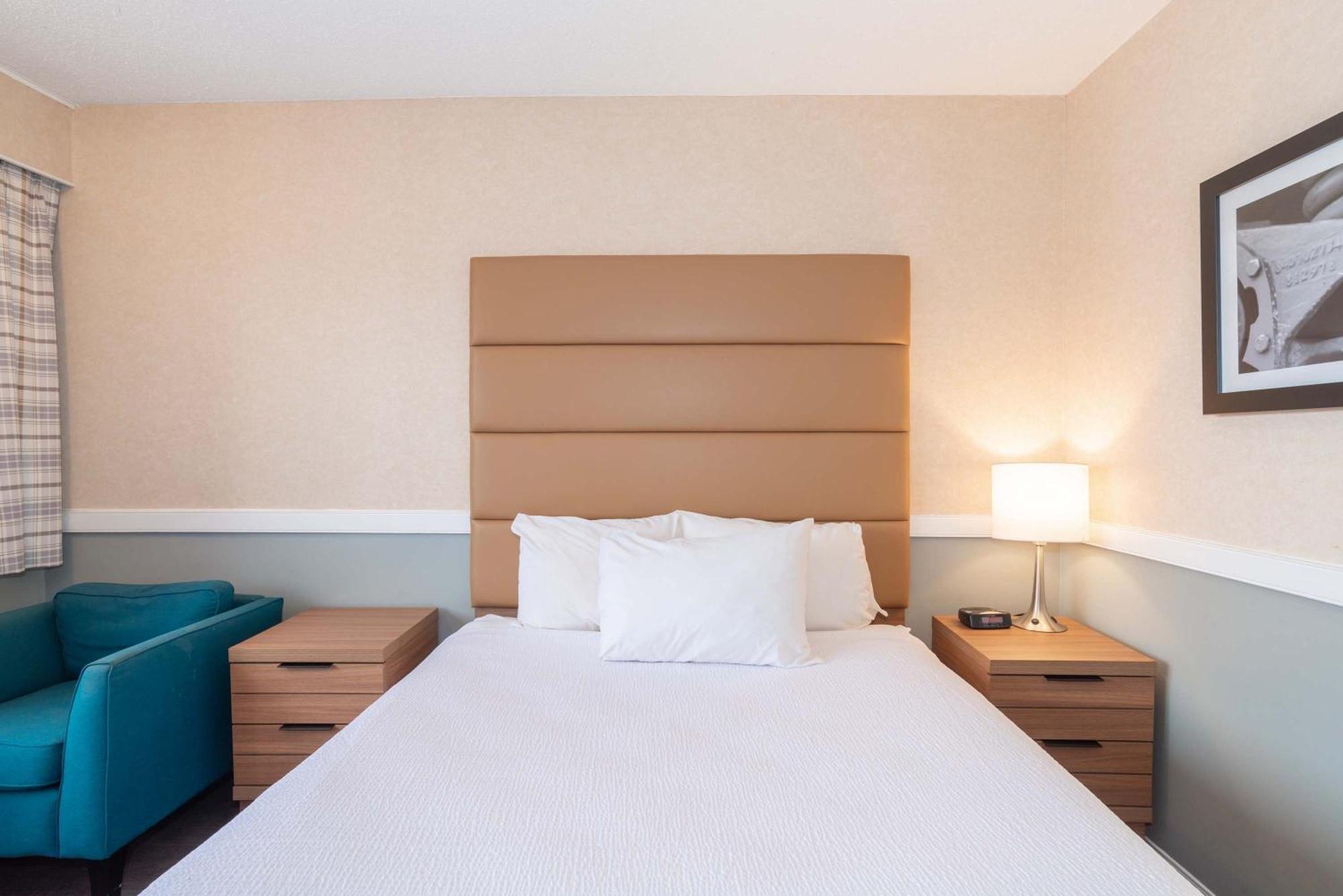 Standard Room 1 Queen Bed