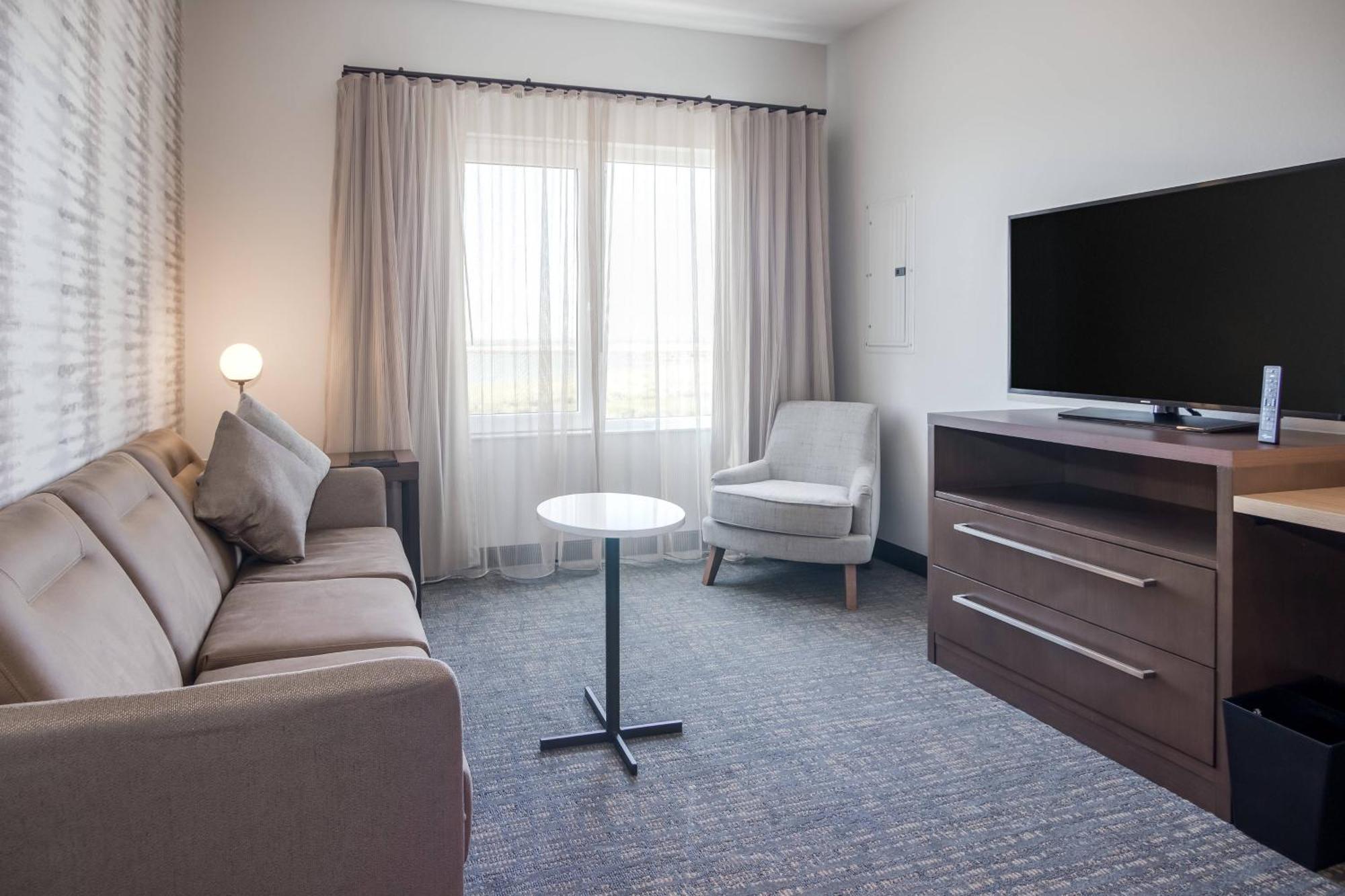 Two-Bedroom Suite King Queen Bed