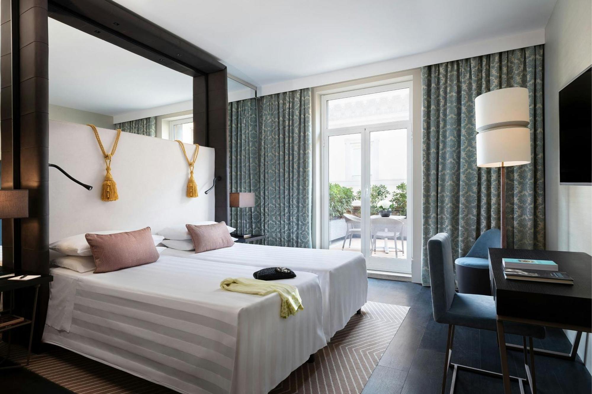 Signature Superior King Room Terrace Urban View