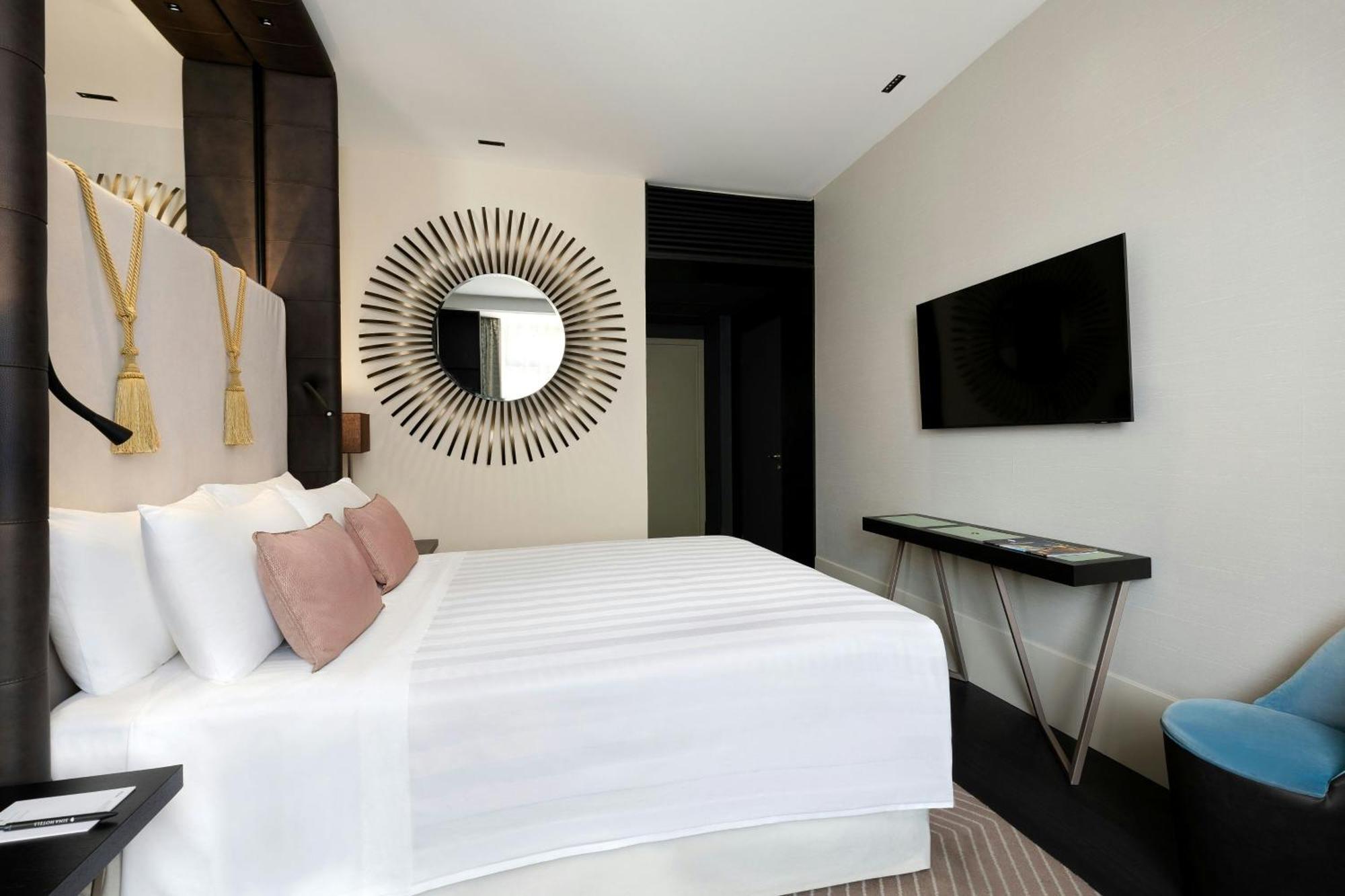 Chambre supérieure lit king-size avec vue sur la ville