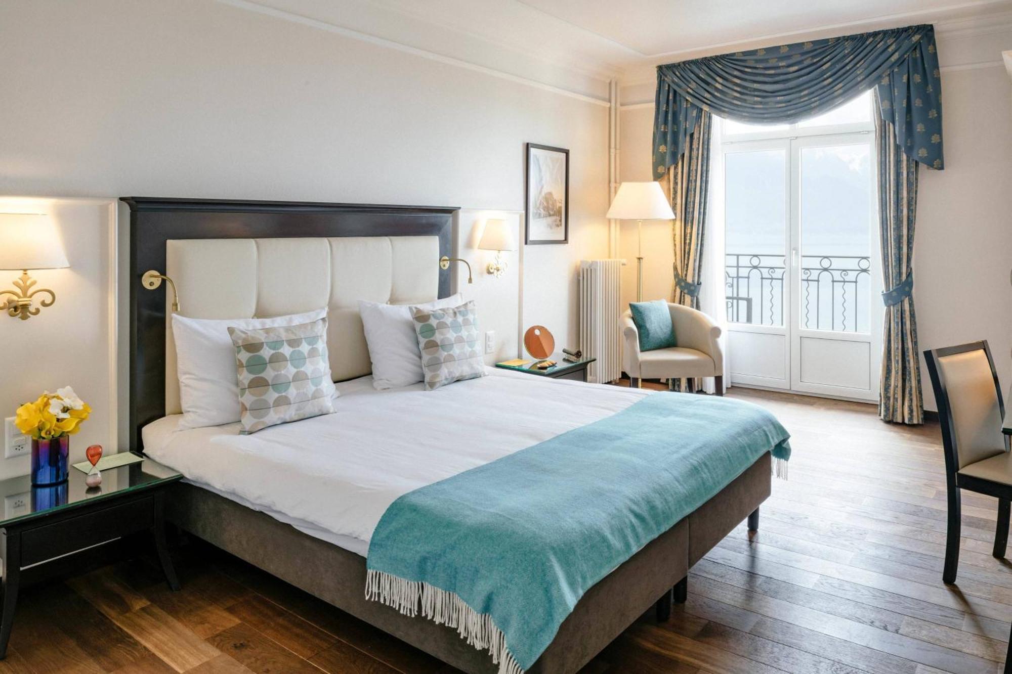 Deluxe Queen Room Lake View Balcony